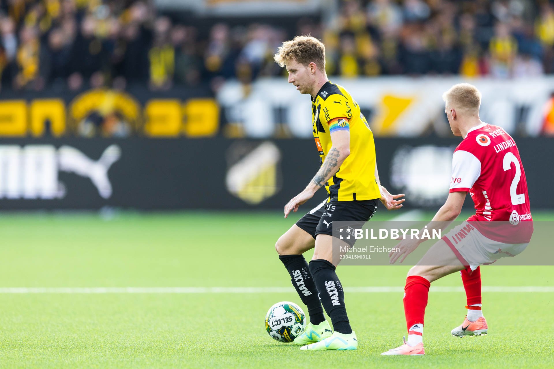 Häckens Samuel Gustafson och Kalmars Axel Lindahl under fotbollsmatchen i Allsvenskan mellan Häcken och Kalmar den 15 april 2023 i Göteborg.