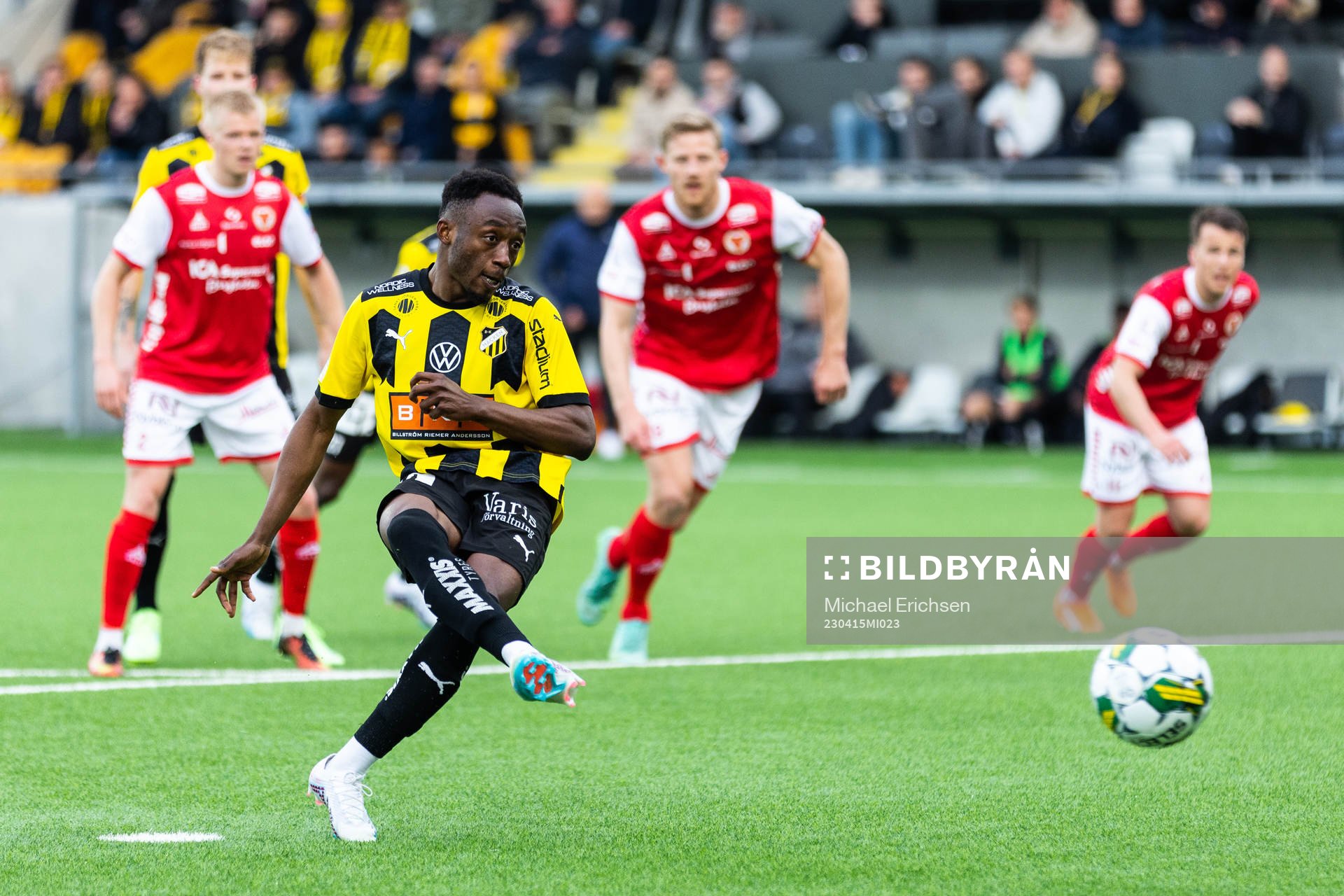 Häckens Benie Adama Traore gör 1-2 på straff