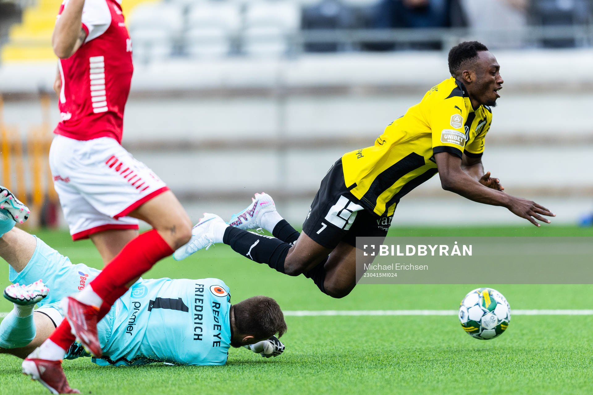 Kalmars målvakt Ricardo Friedrich och Häckens Benie Adama