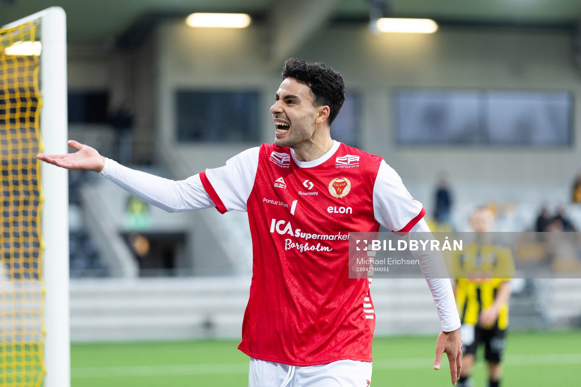 Kalmars Deniz Hummet manar på publiken under fotbollsmatchen i Allsvenskan mellan Häcken och Kalmar den 15 april 2023 i Göteborg. 