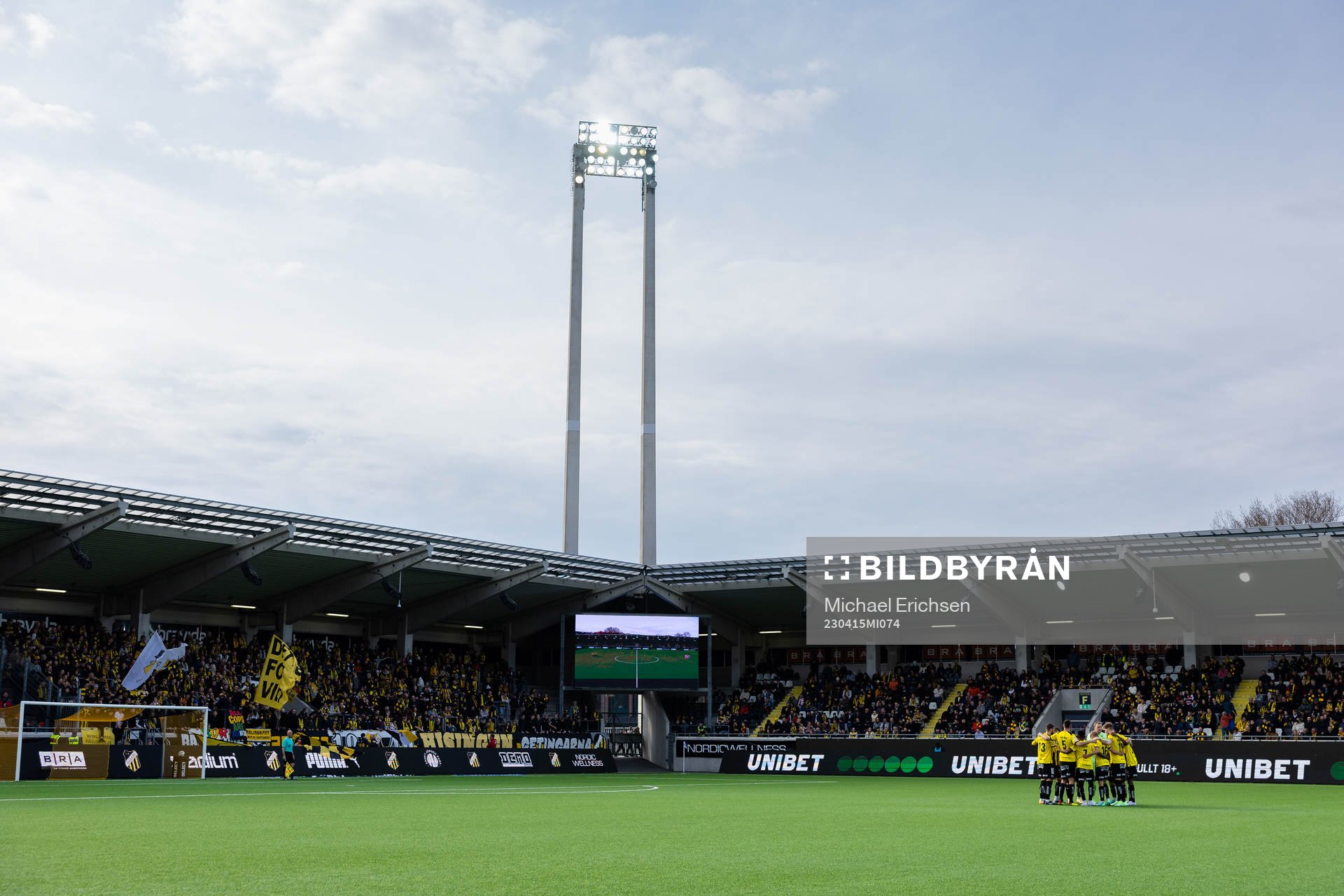 Häckens spelare samlade innan fotbollsmatchen i