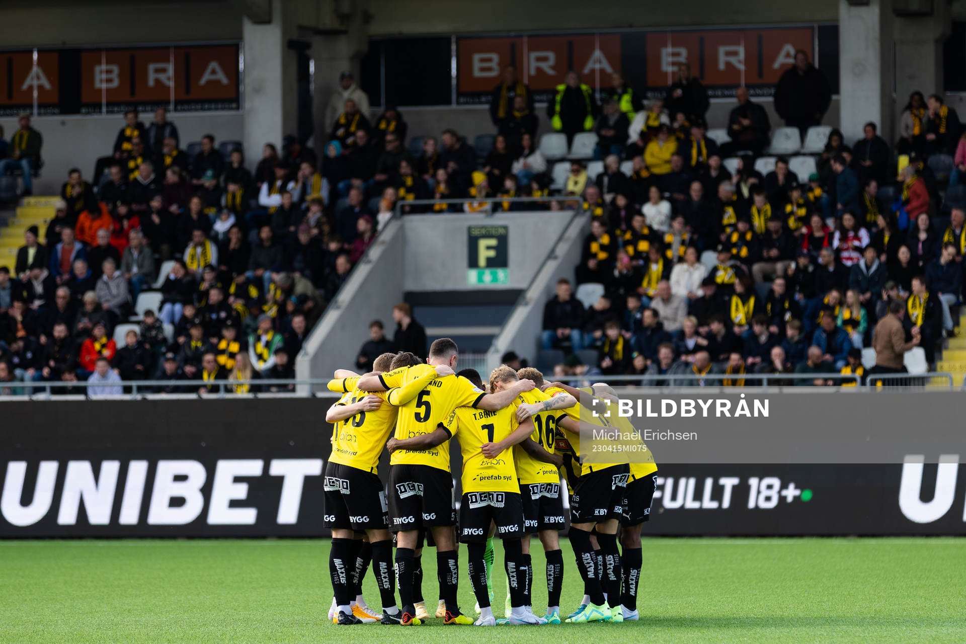 Häckens spelare samlade innan fotbollsmatchen i