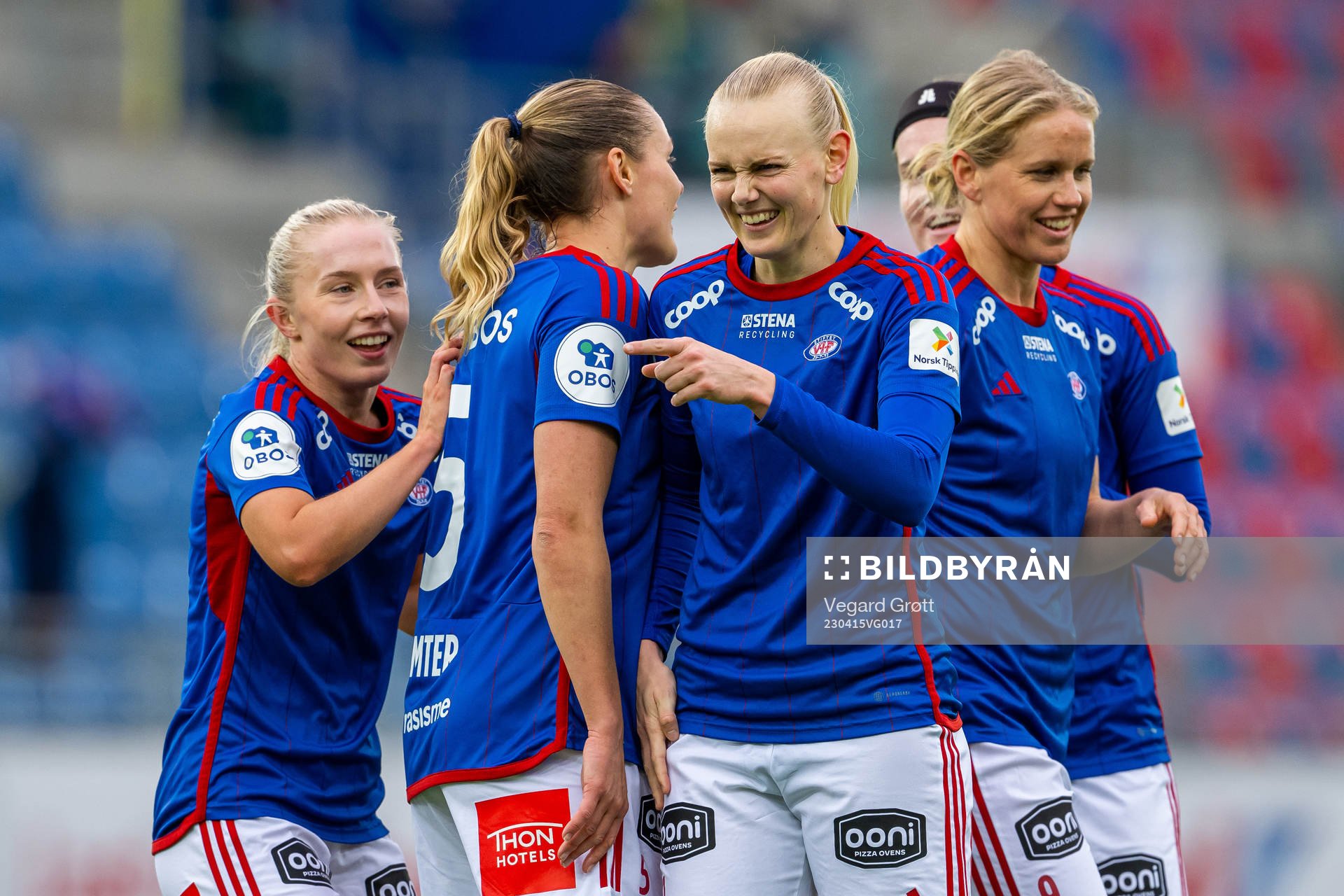 Karina Sævik of Vålerenga celebrates with teammates
