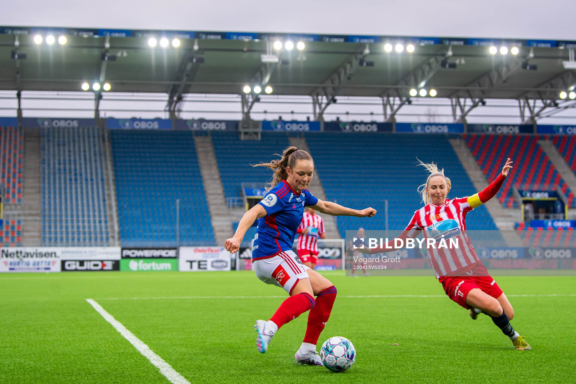 Janni Thomsen of Vålerenga and Hanna Dahl of Avaldsnes