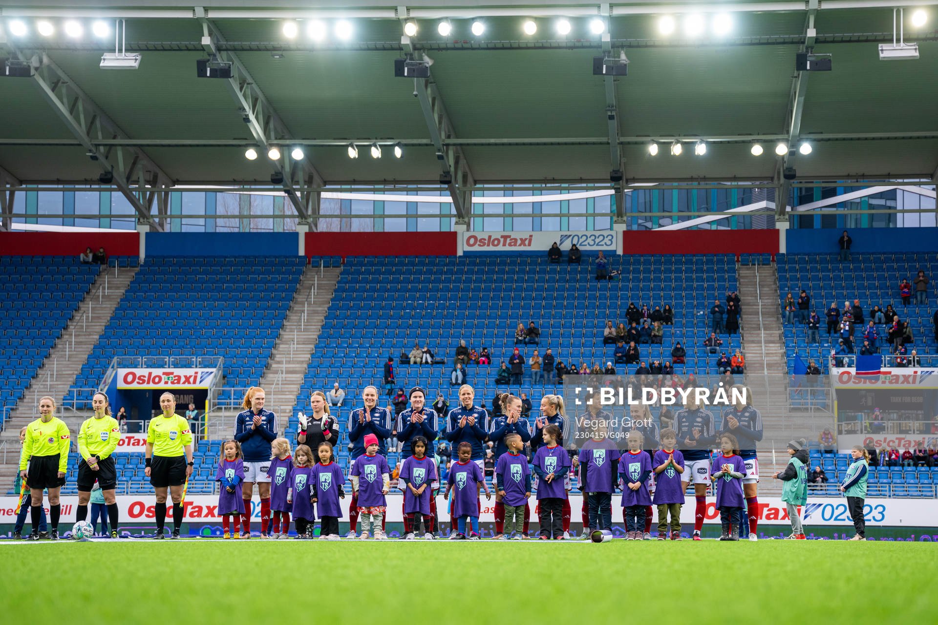 Players of Vålerenga line up ahead of the Toppserien football match between Vålerenga and Avaldsnes on April 15, 2023 in Oslo. 