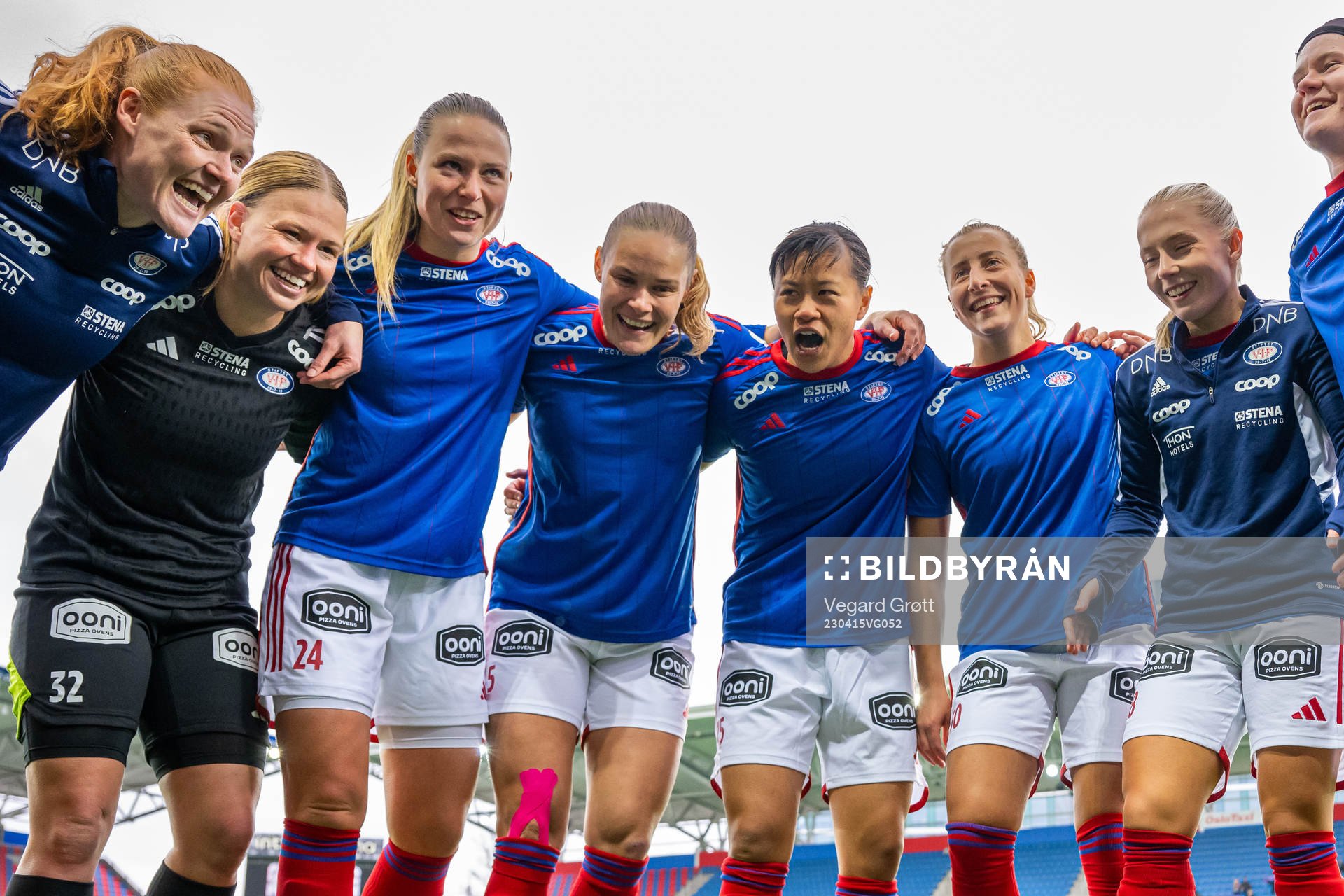 Stine Ballisager Pedersen, goalkeeper Jalen Tompkins, Laura Guldbjerg Pedersen, Andrine Tomter, Ylinn Tennebø, Stine Brekken and players of Vålerenga gather in a circle ahead of the Toppserien football match between Vålerenga and Avaldsnes on April 15, 2023 in Oslo.