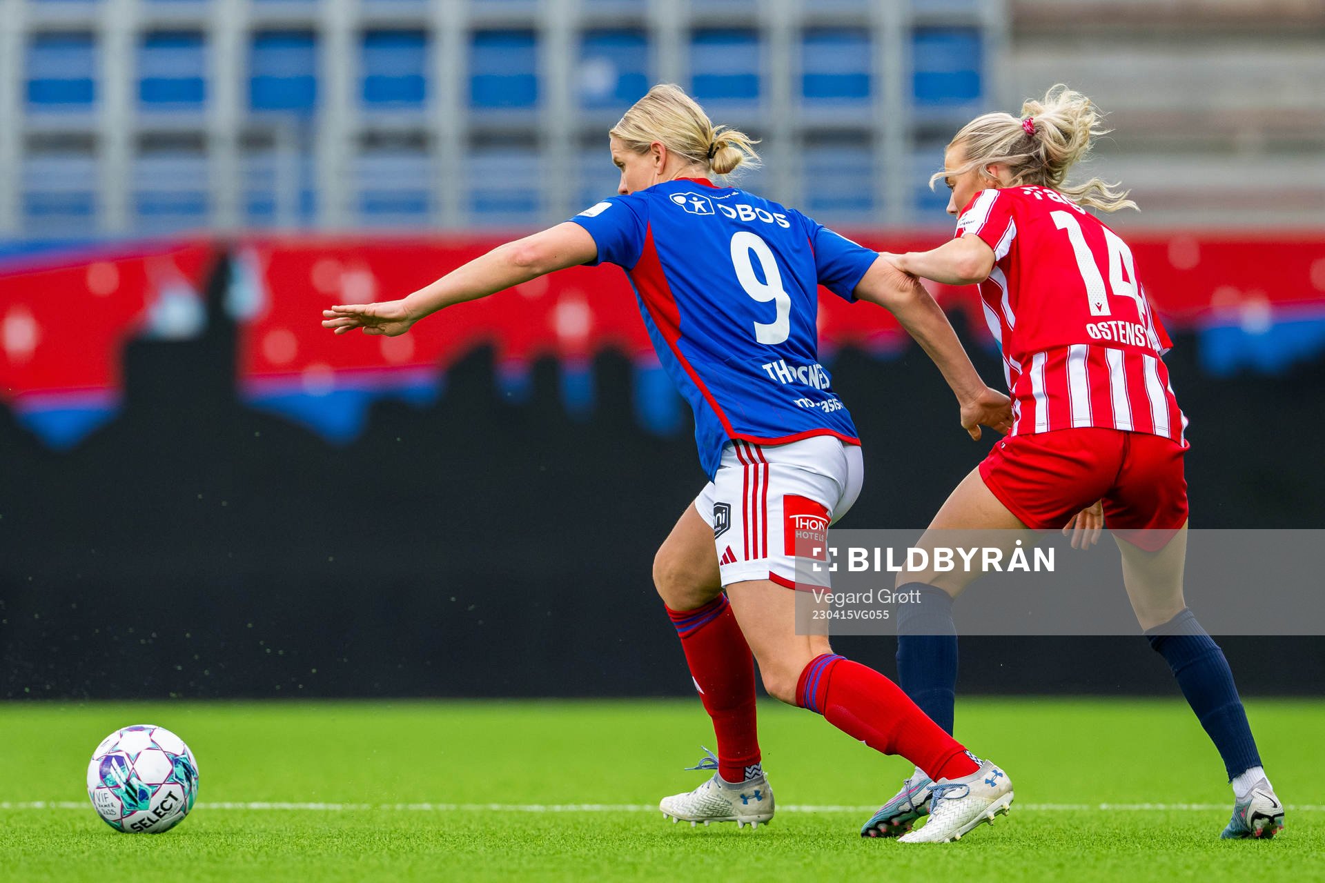 Elise Thorsnes of Vålerenga and Sandra Østenstad of