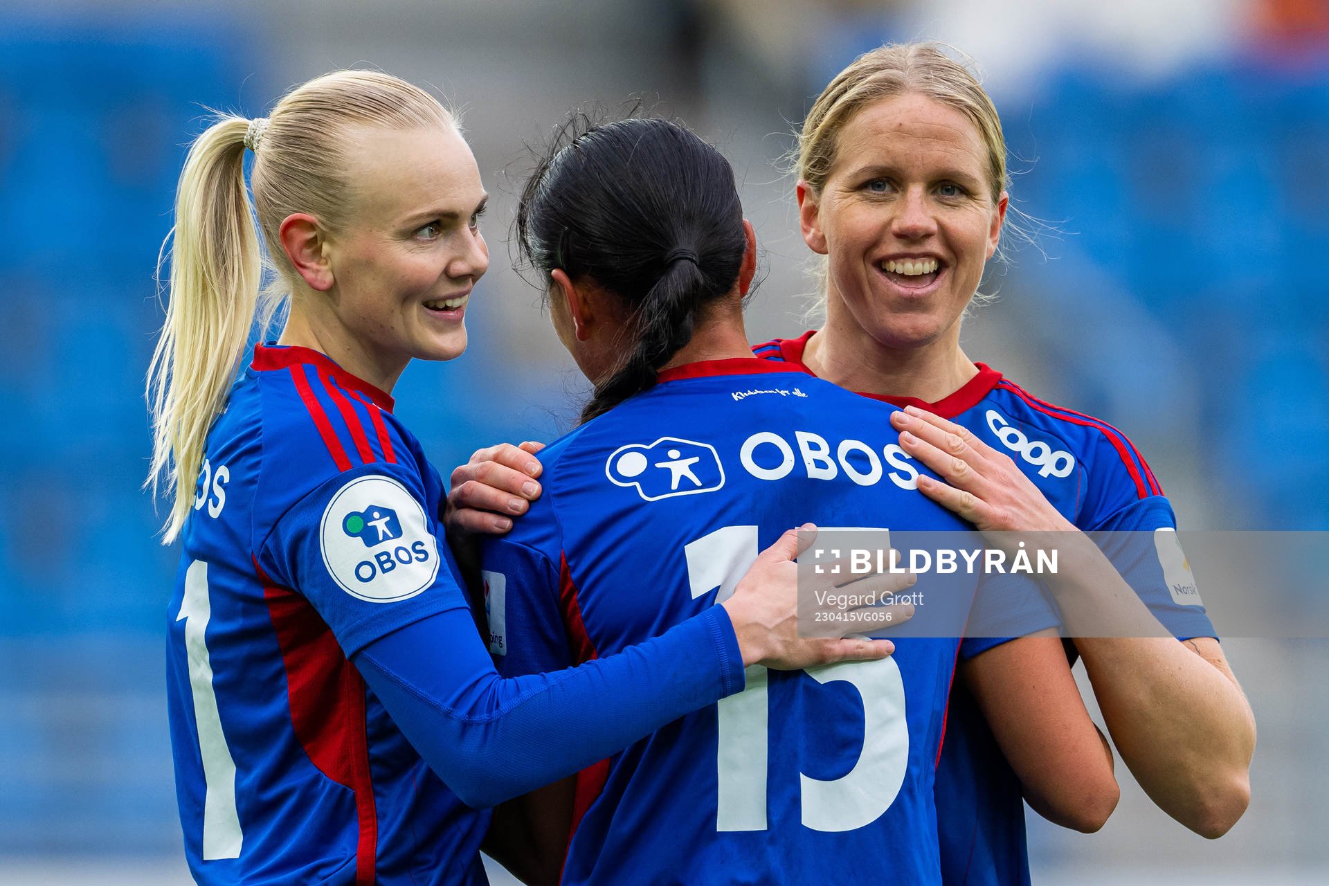 Ylinn Tennebø of Vålerenga celebrates with teammates