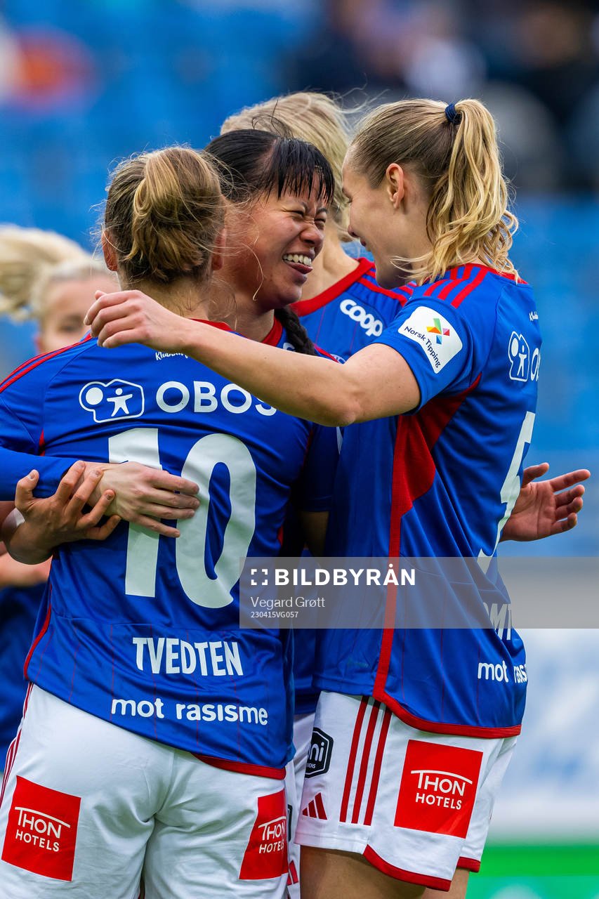 Ylinn Tennebø of Vålerenga celebrates with teammate