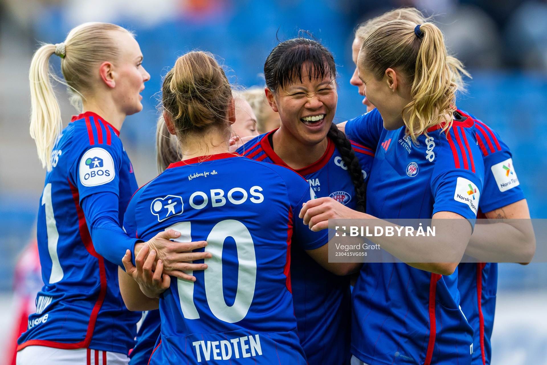 Ylinn Tennebø of Vålerenga celebrates with teammates