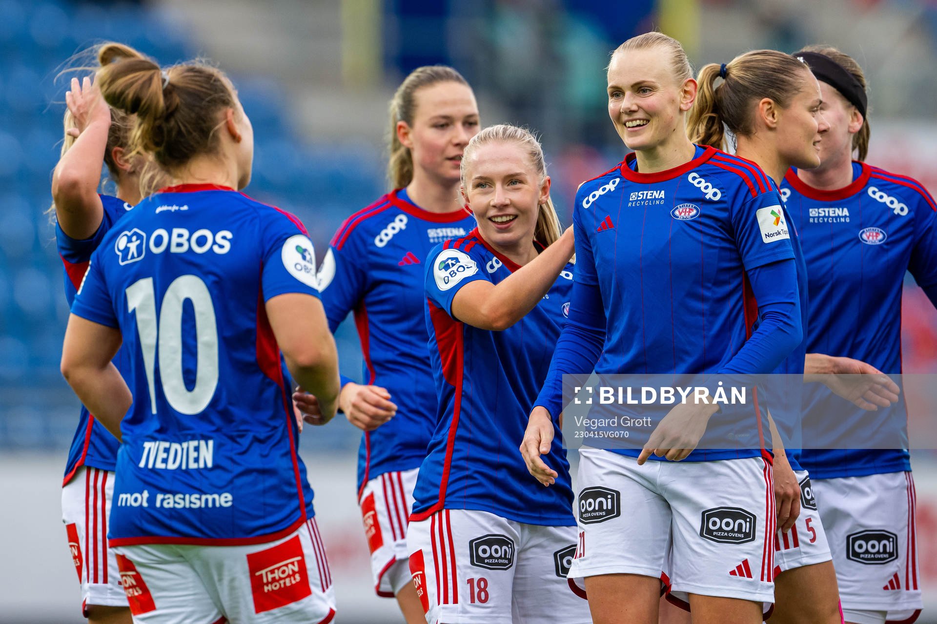 Karina Sævik of Vålerenga celebrates with Thea Bjelde and