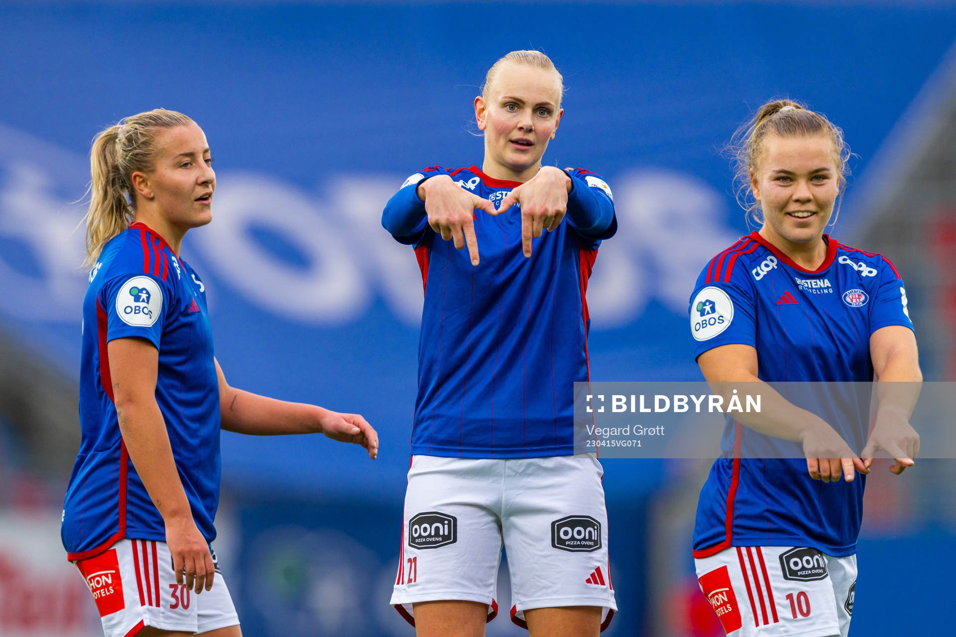 Karina Sævik of Vålerenga celebrates with teammate Olaug