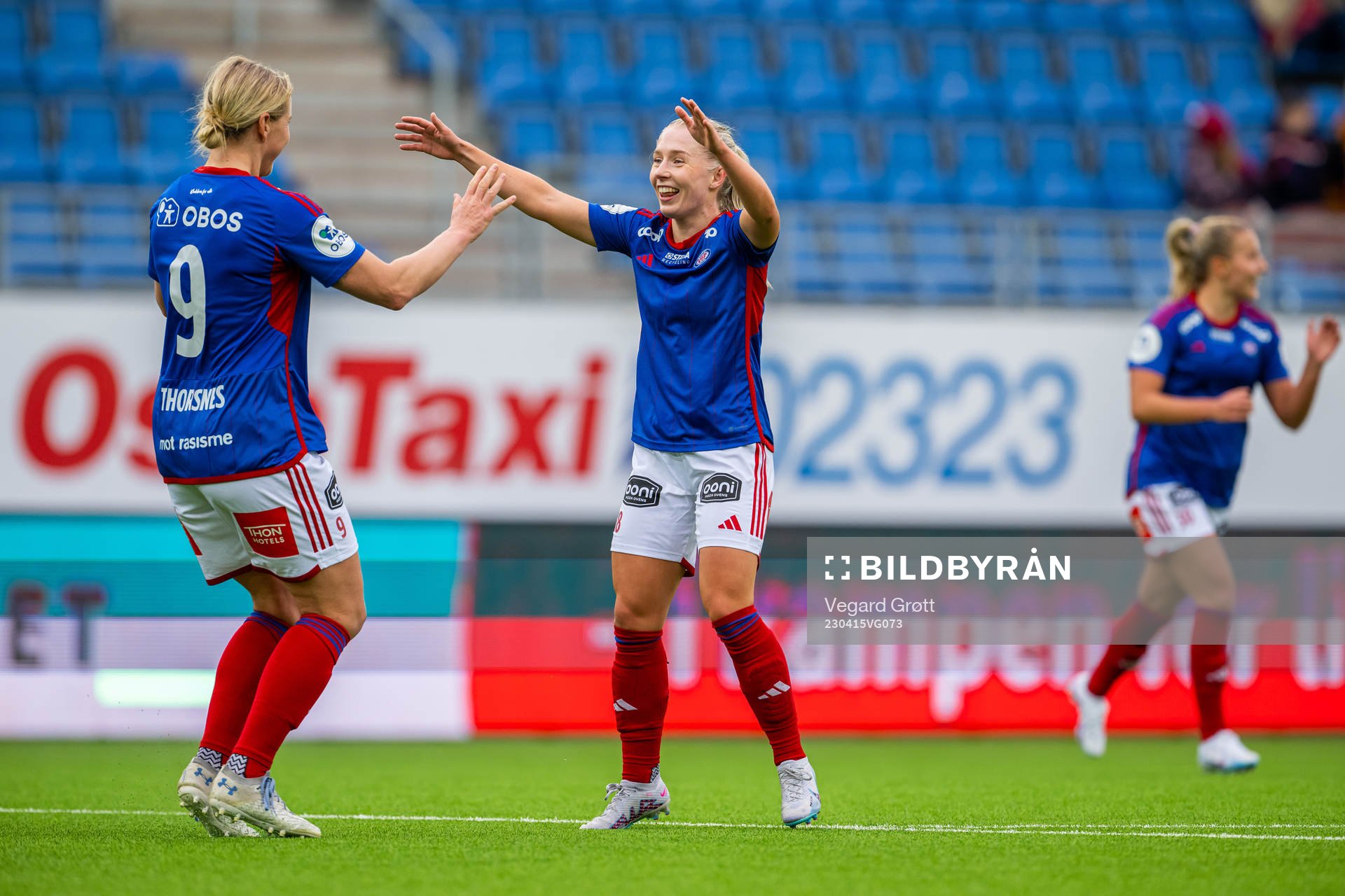 Elise Thorsnes of Vålerenga celebrates with teammate Thea