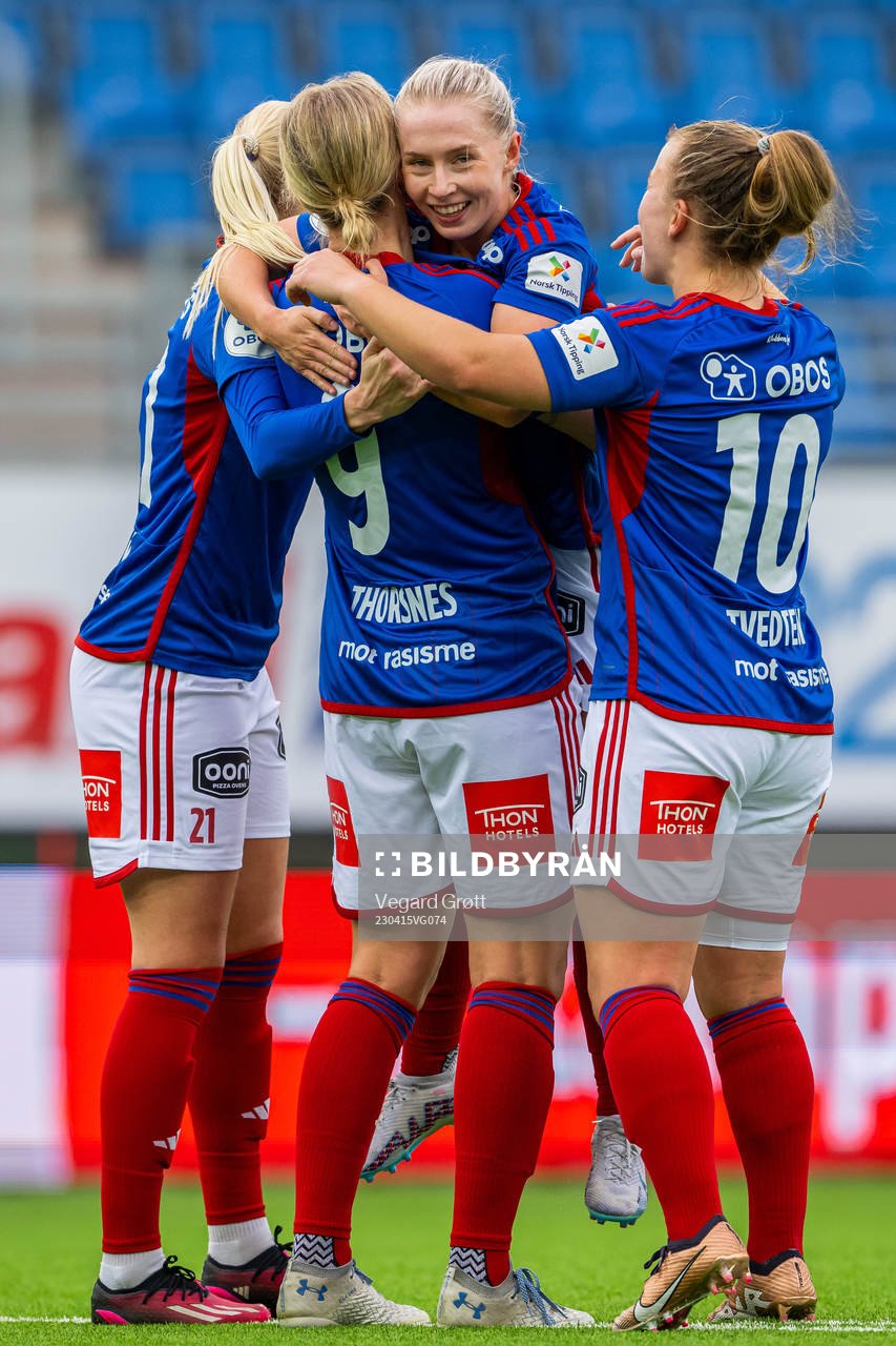 Elise Thorsnes of Vålerenga celebrates with teammate Thea