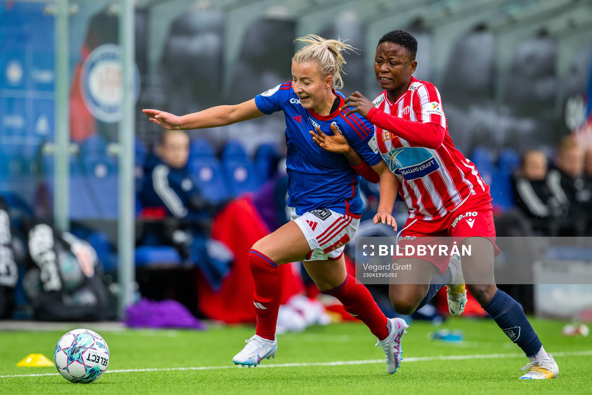 Stine Brekken of Vålerenga and Evelyn Badu of Avaldsnes
