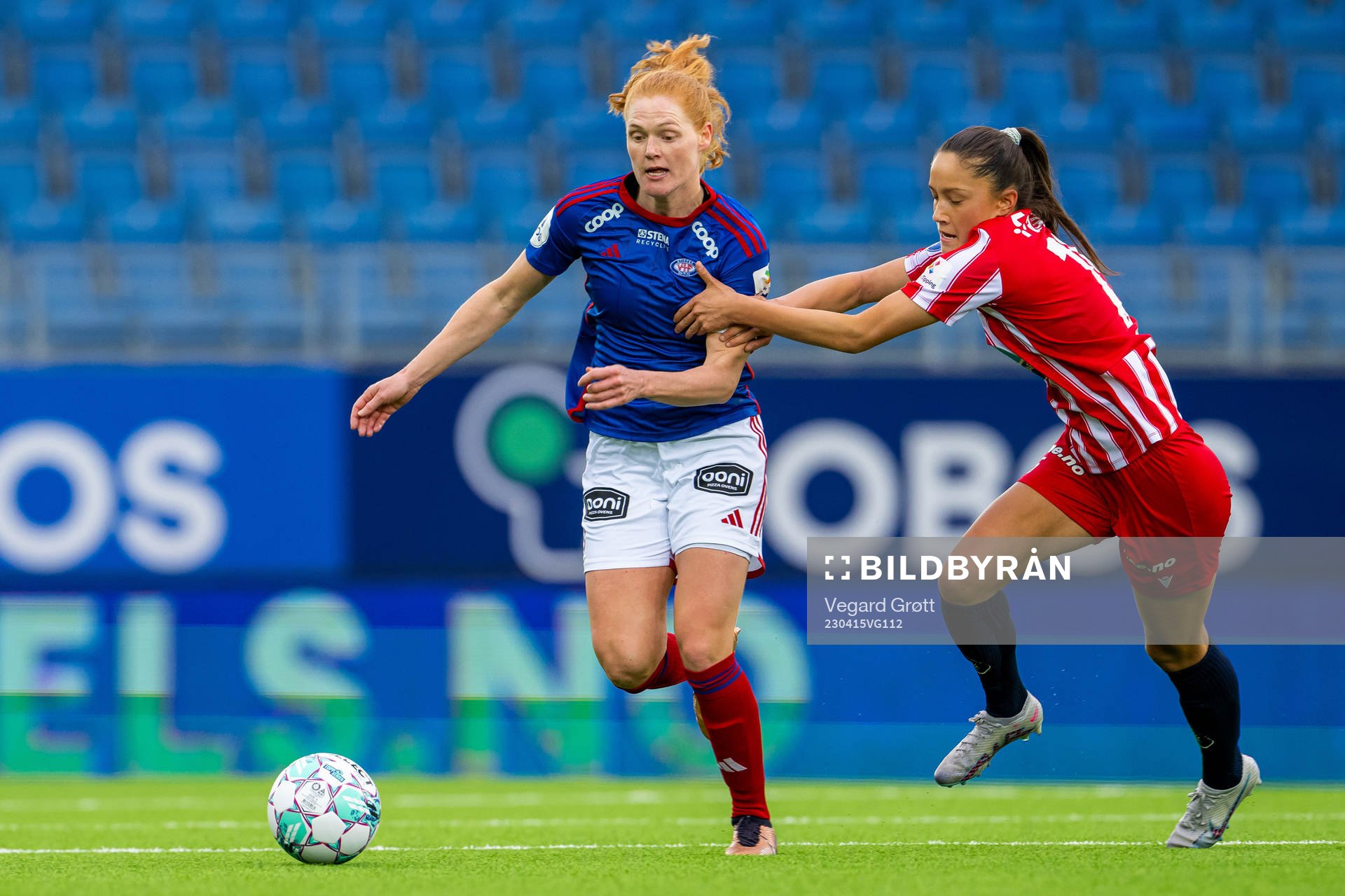 Stine Ballisager Pedersen of Vålerenga and Ida Mortensen