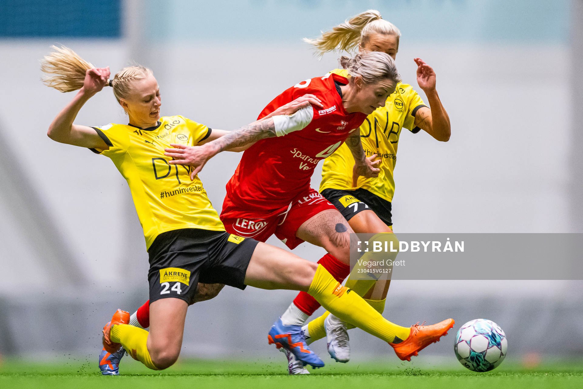 Mia Authen of LSK Kvinner and Larissa Crummer of Brann