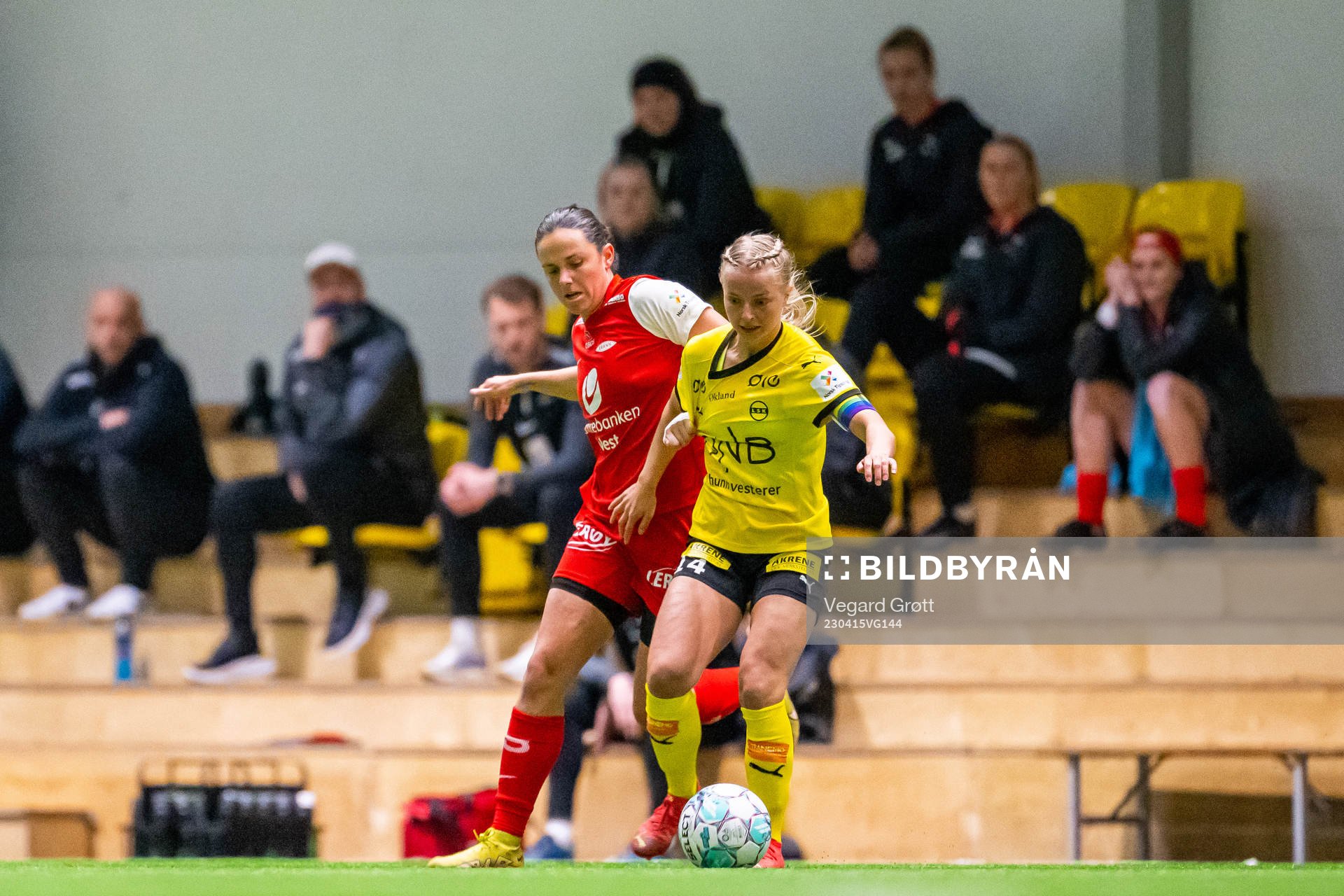 Amanda Frisbie of Brann and Emilie Woldvik of LSK Kvinner