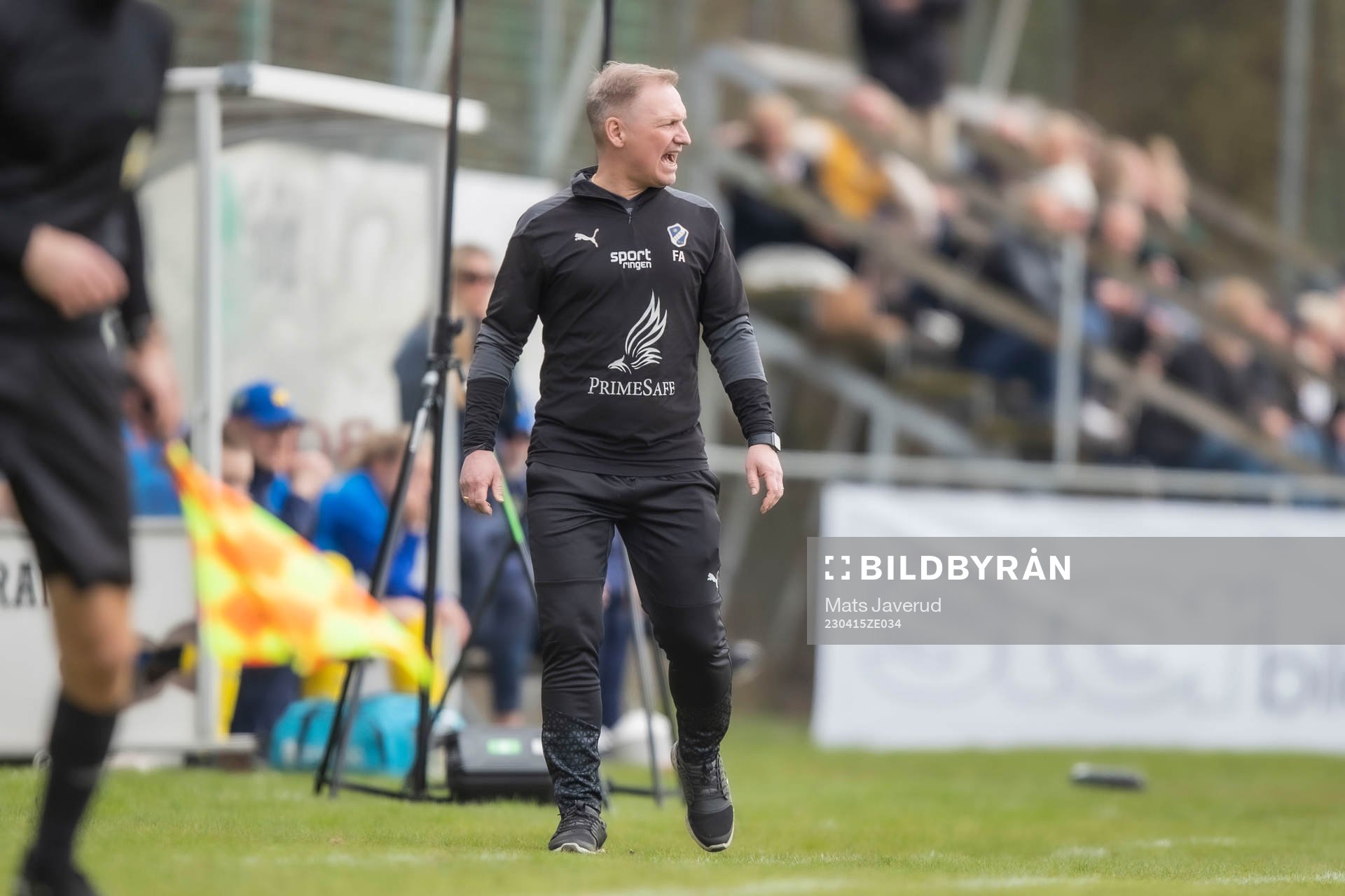 Halmstads tränare Fredrik Andersson under fotbollsmatchen i Division 1 södra mellan Eskilsminne och Halmstad den 15 april 2023 i Helsingborg.