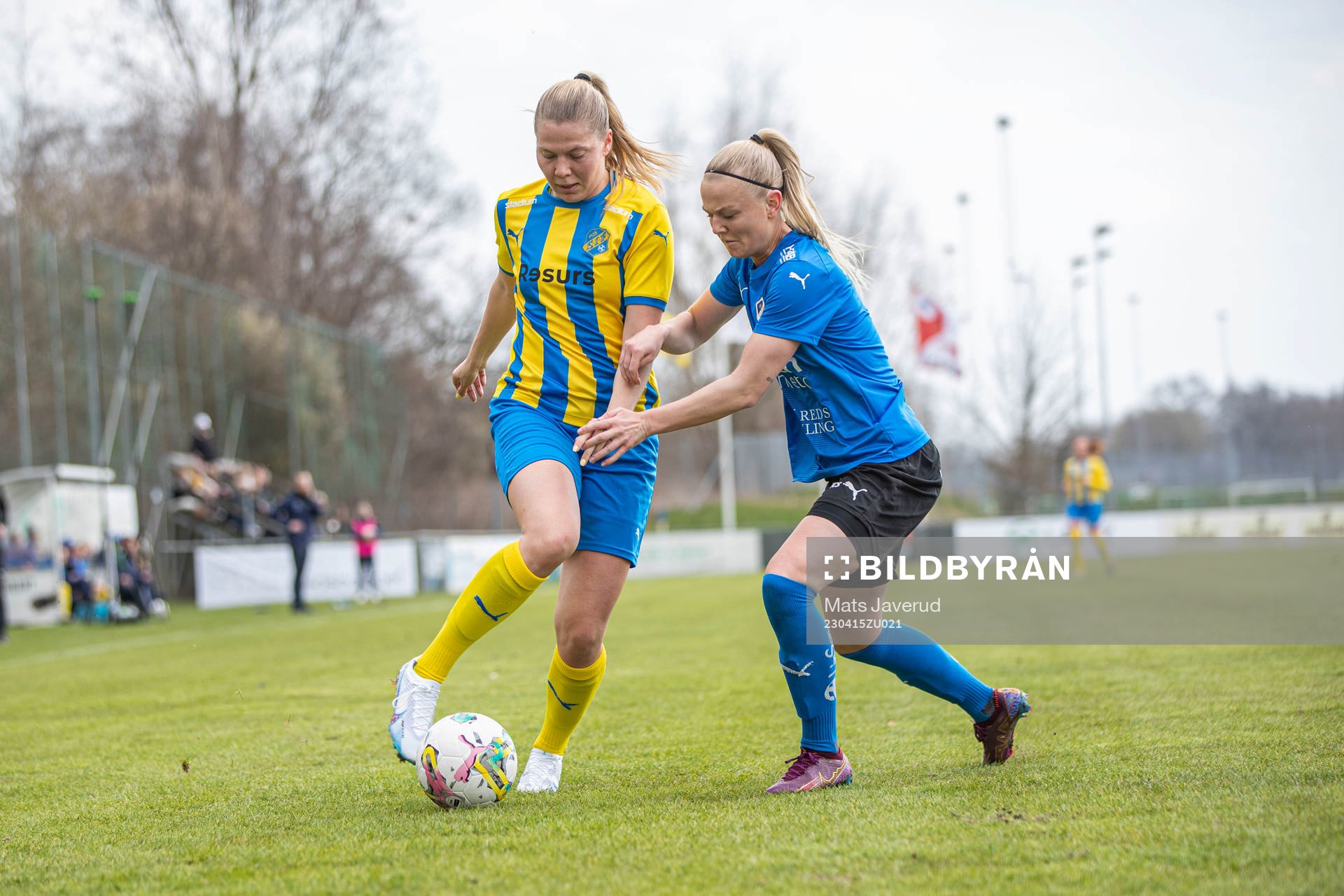 Eskilsminnes Johanna Olsson och Halmstads Tilde Duphorn under fotbollsmatchen i Division 1 södra mellan Eskilsminne och Halmstad den 15 april 2023 i Helsingborg.