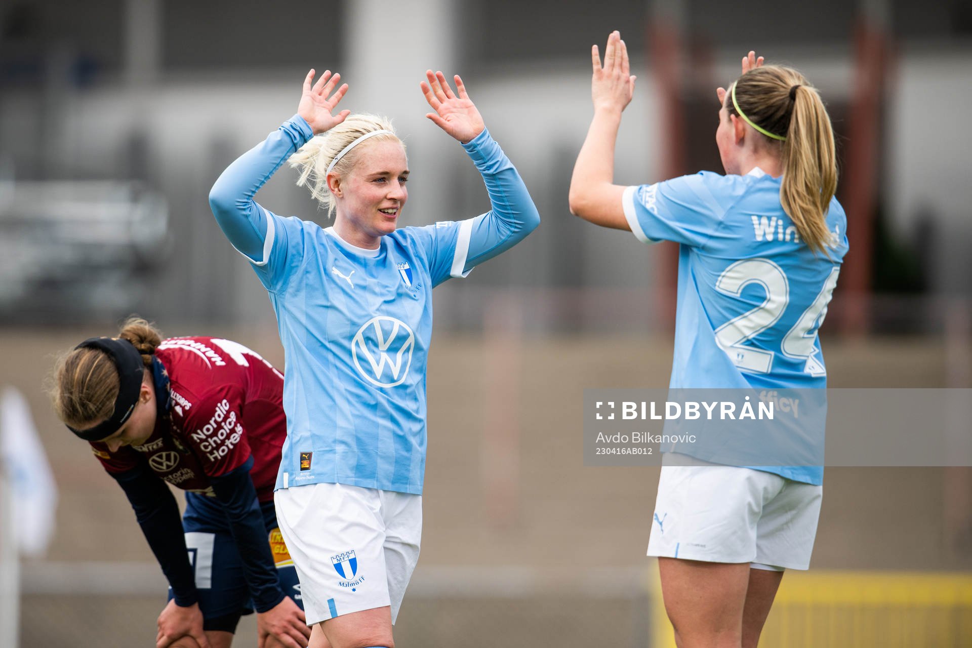 Malmö FFs Melina Skarström med Petronella Winblad jublar