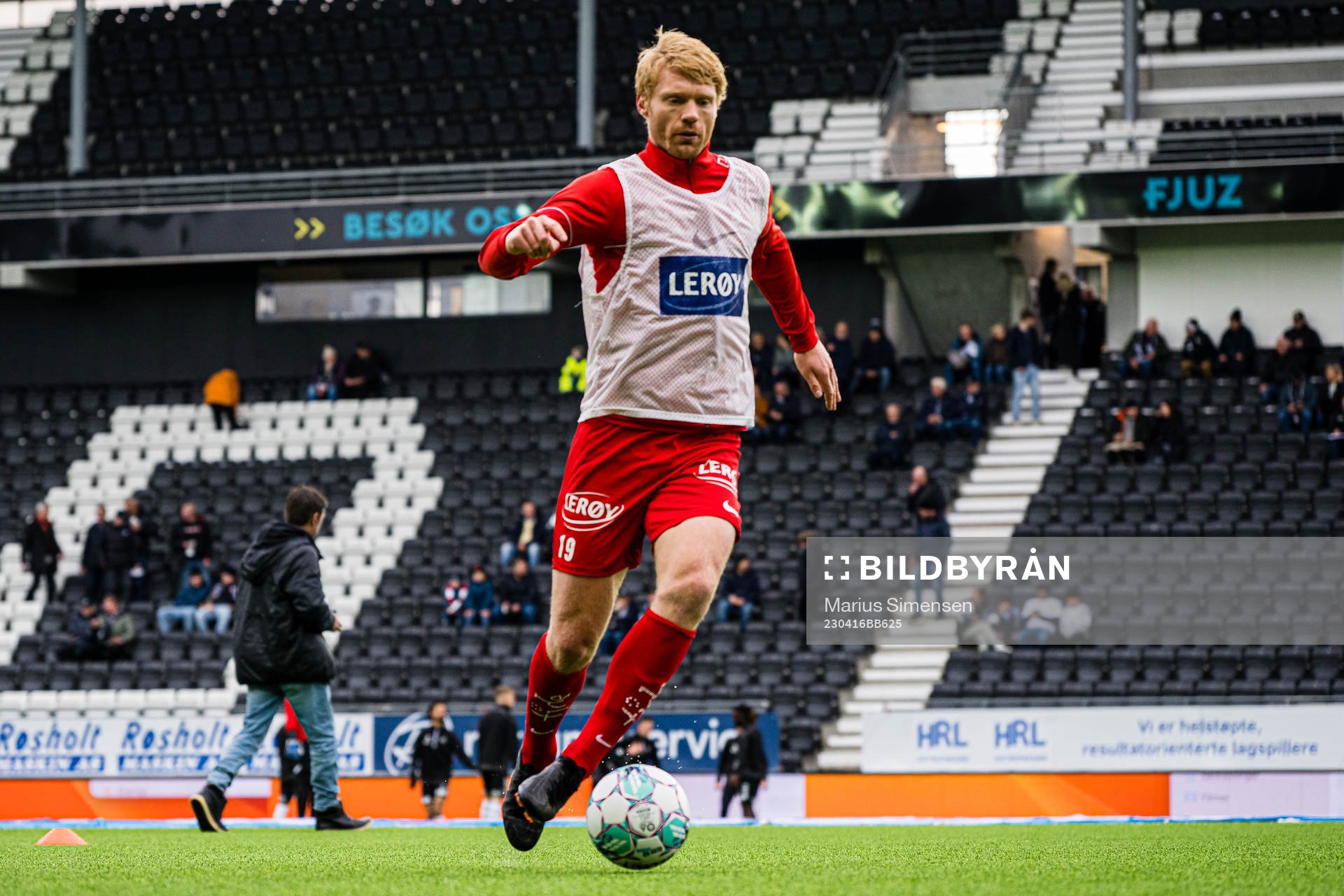 Sivert Heltne Nilsen of Brann warms up
