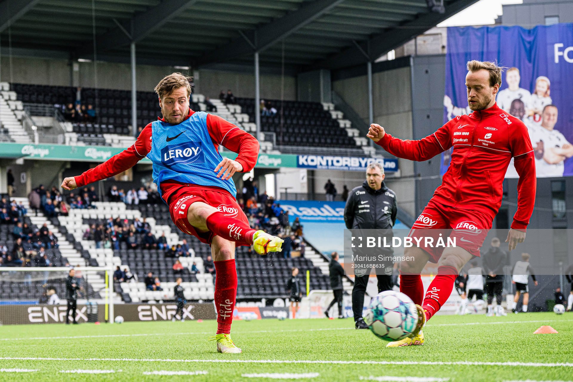Frederik Børsting and Bård Finne of Brann warms up