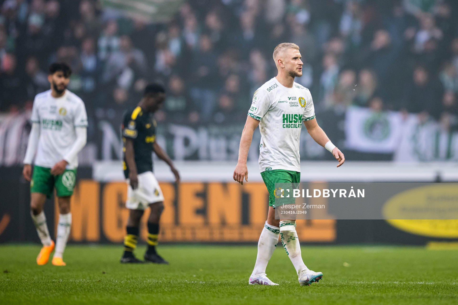 Hammarbys Simon Strand lämnar planen då matchen pausats på grund av knallskott under fotbollsmatchen i Allsvenskan mellan AIK och Hammarby den 16 april 2023 i Stockholm.
