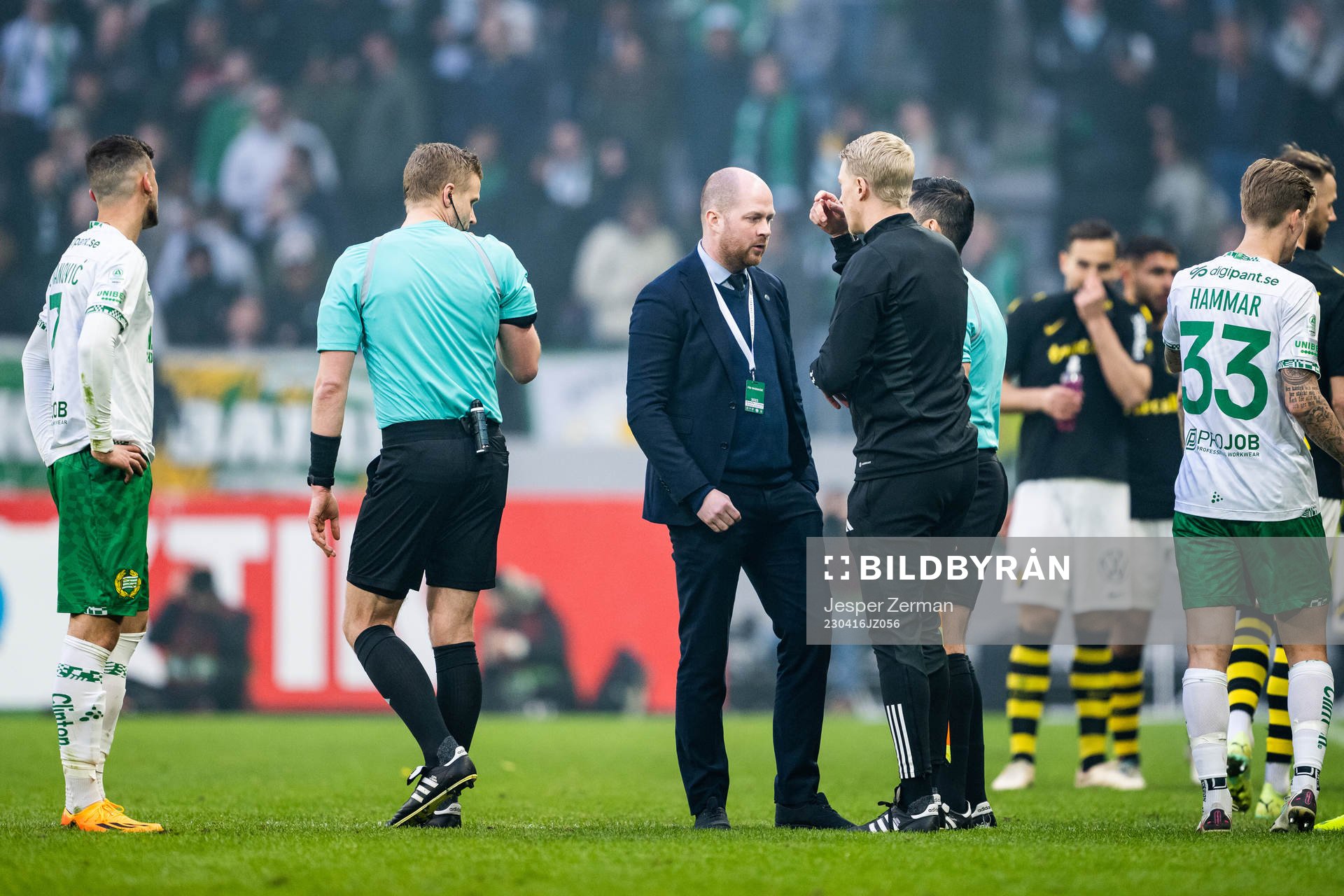 Domare Glenn Nyberg i samtal med matchdelegat