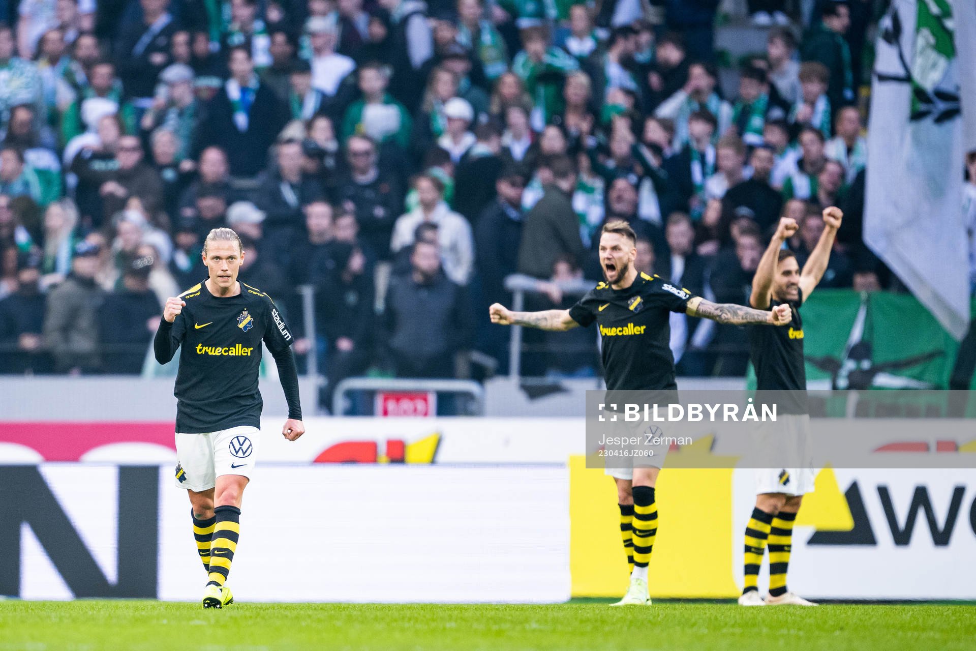 AIKs Viktor Fischer och Alexander Milosevic jublar