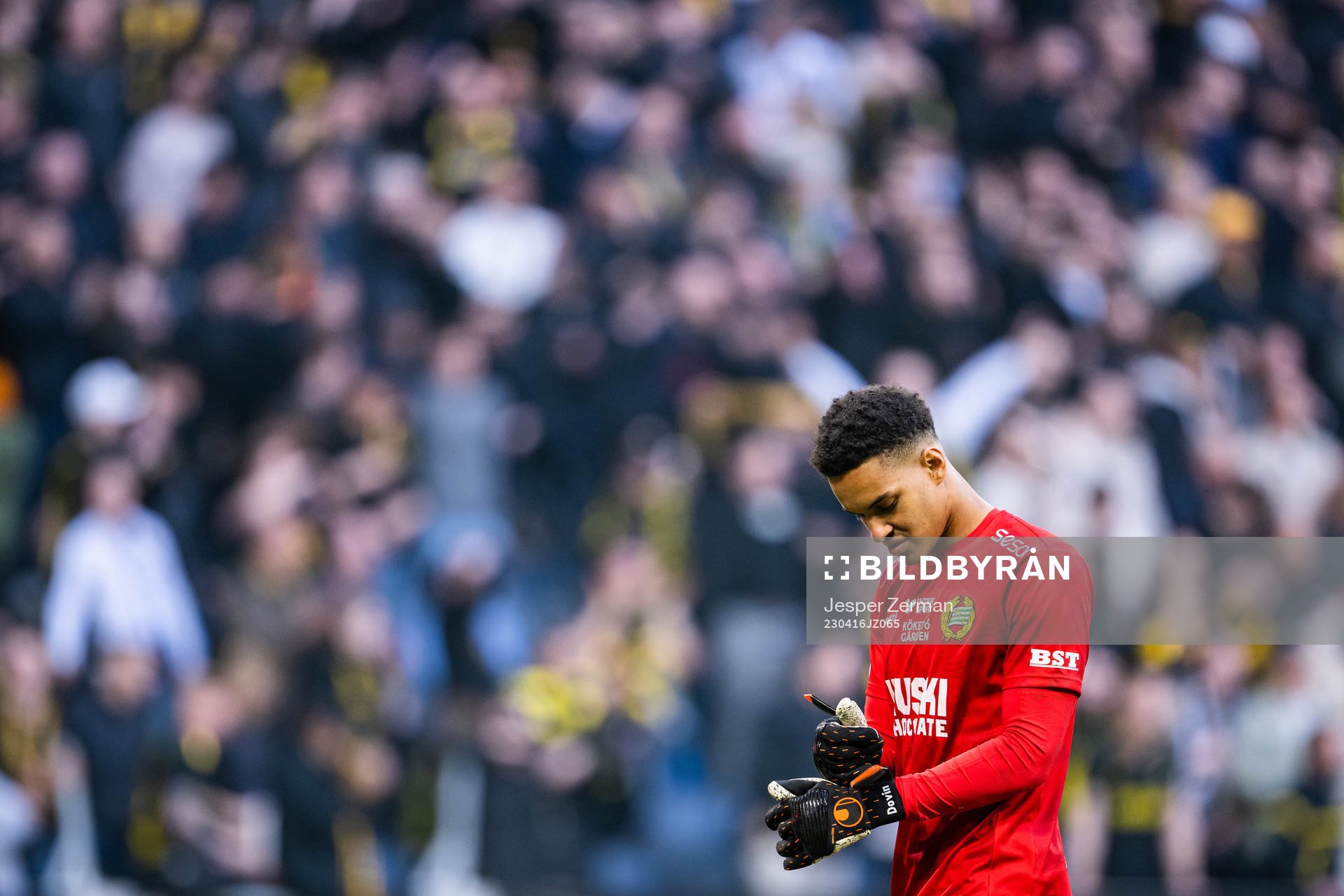 Hammarbys målvakt Oliver Dovin deppar