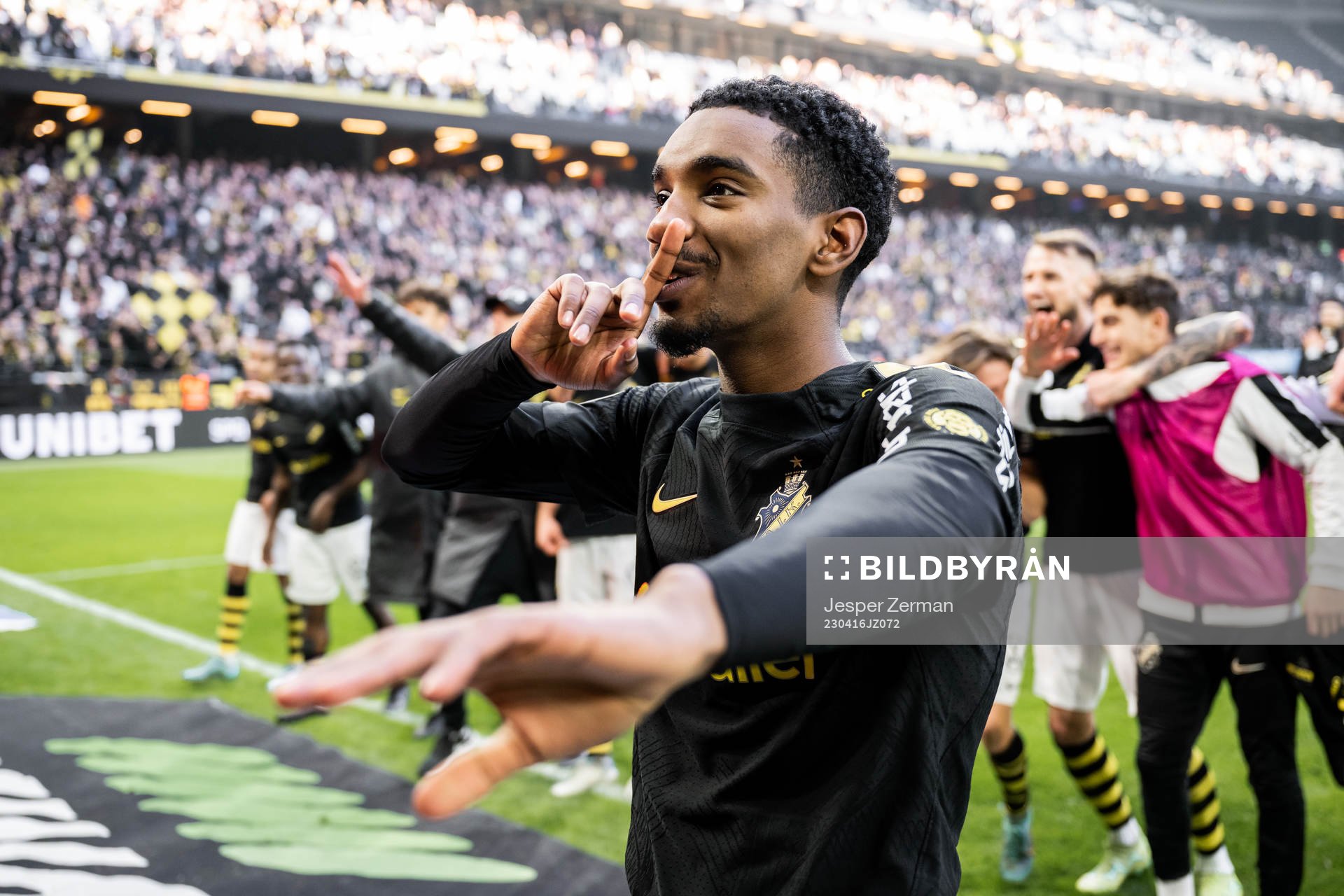 AIKs Alexander Fesshaie Beraki jublar efter fotbollsmatchen i Allsvenskan mellan AIK och Hammarby den 16 april 2023 i Stockholm. 