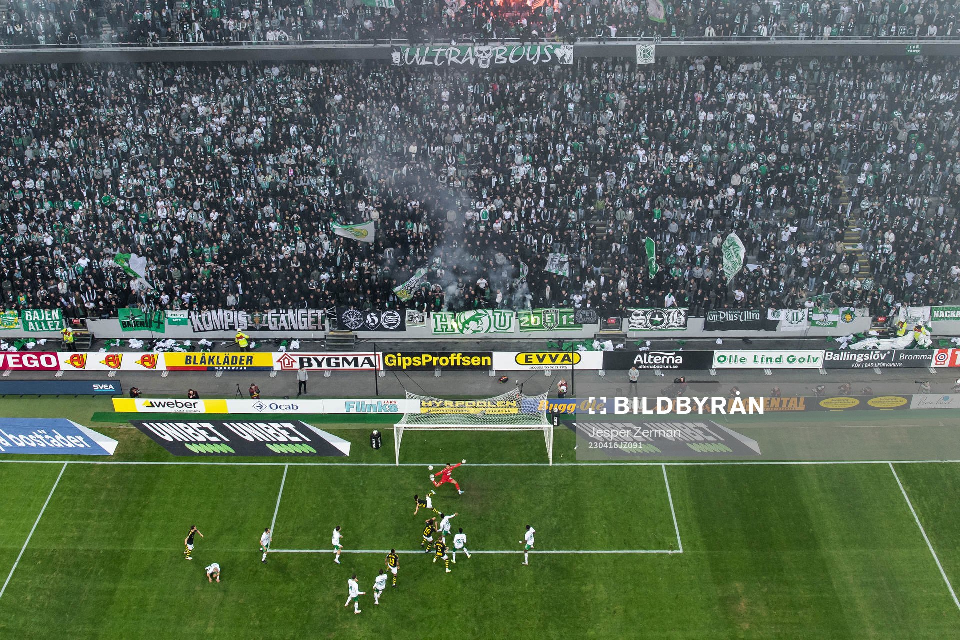 Hammarbys målvakt Oliver Dovin räddar ett skott av AIKs