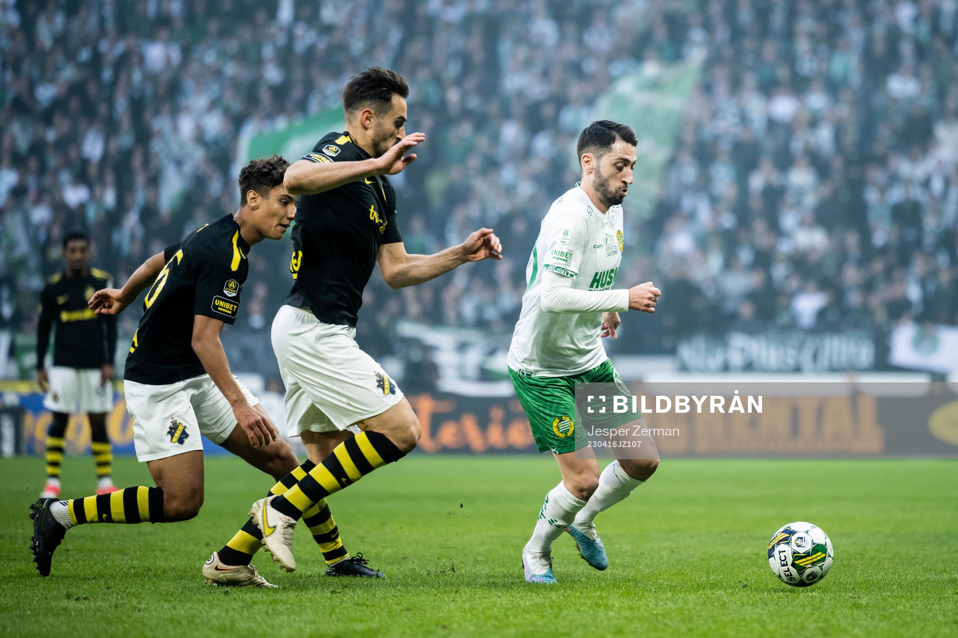 AIKs Robin Tihi och Sotirios Papagiannopoulos mot Hammarbys