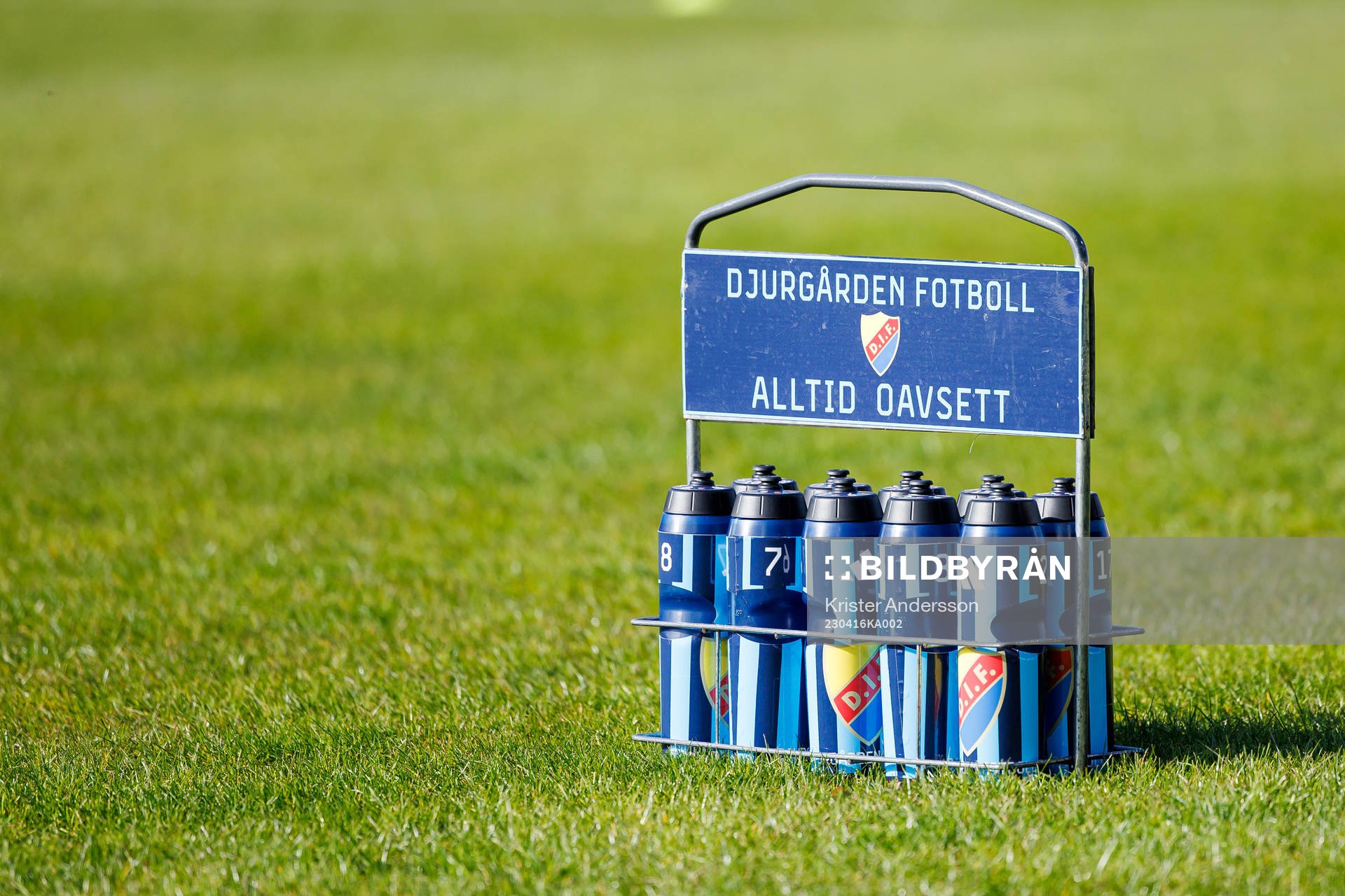 Vattenflaskor före fotbollsmatchen i Allsvenskan mellan Halmstad och Djurgården den 16 april 2023 i Halmstad. 