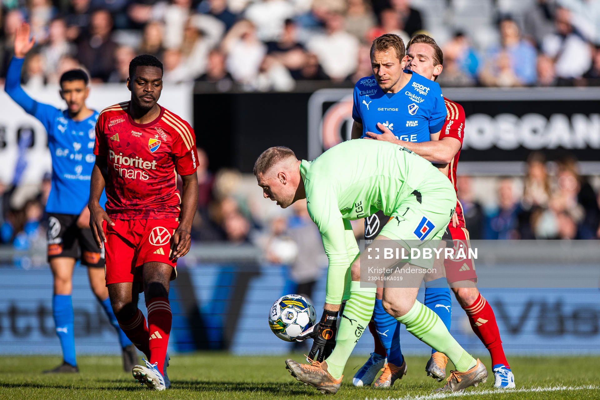 Djurgårdens Joel Asoro och Halmstads målvakt Malkolm