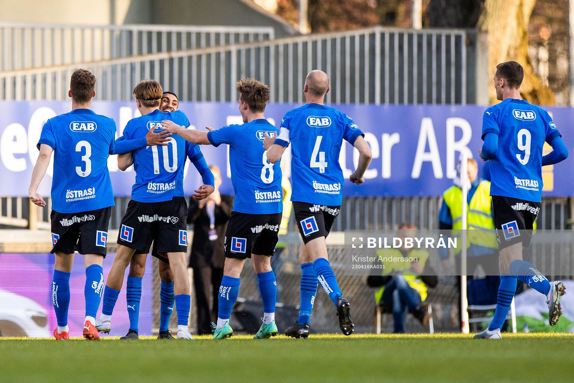 Halmstads Erik Ahlstrand jublar med lagkamrater