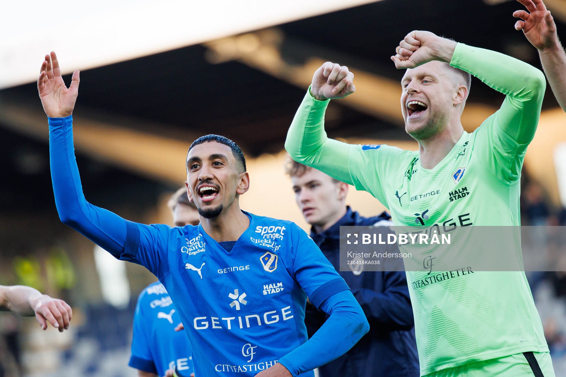 Halmstads Amir Al-Ammari och målvakt Malkolm Nilsson Säfqvist jublar efter fotbollsmatchen i Allsvenskan mellan Halmstad och Djurgården den 16 april 2023 i Halmstad.