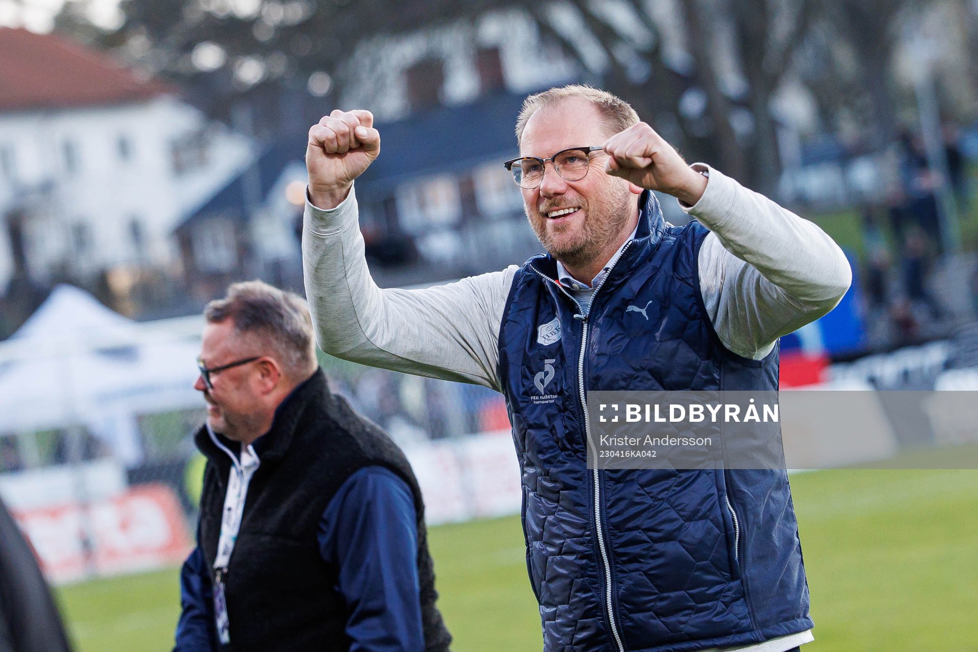 Halmstads tränare Magnus Haglund jublar efter fotbollsmatchen i Allsvenskan mellan Halmstad och Djurgården den 16 april 2023 i Halmstad.