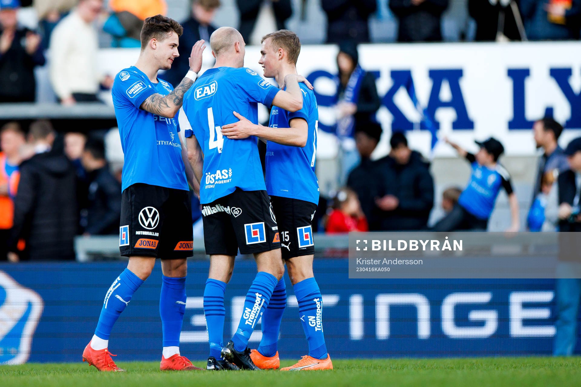 Halmstads Gabriel Wallentin, Andreas Johansson och Gustav Friberg jublar efter fotbollsmatchen i Allsvenskan mellan Halmstad och Djurgården den 16 april 2023 i Halmstad.