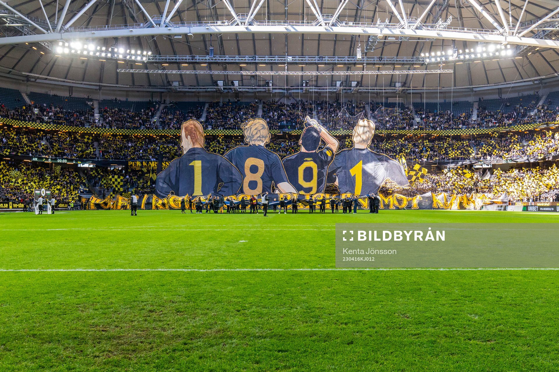 AIKs supportrar med ett tifo