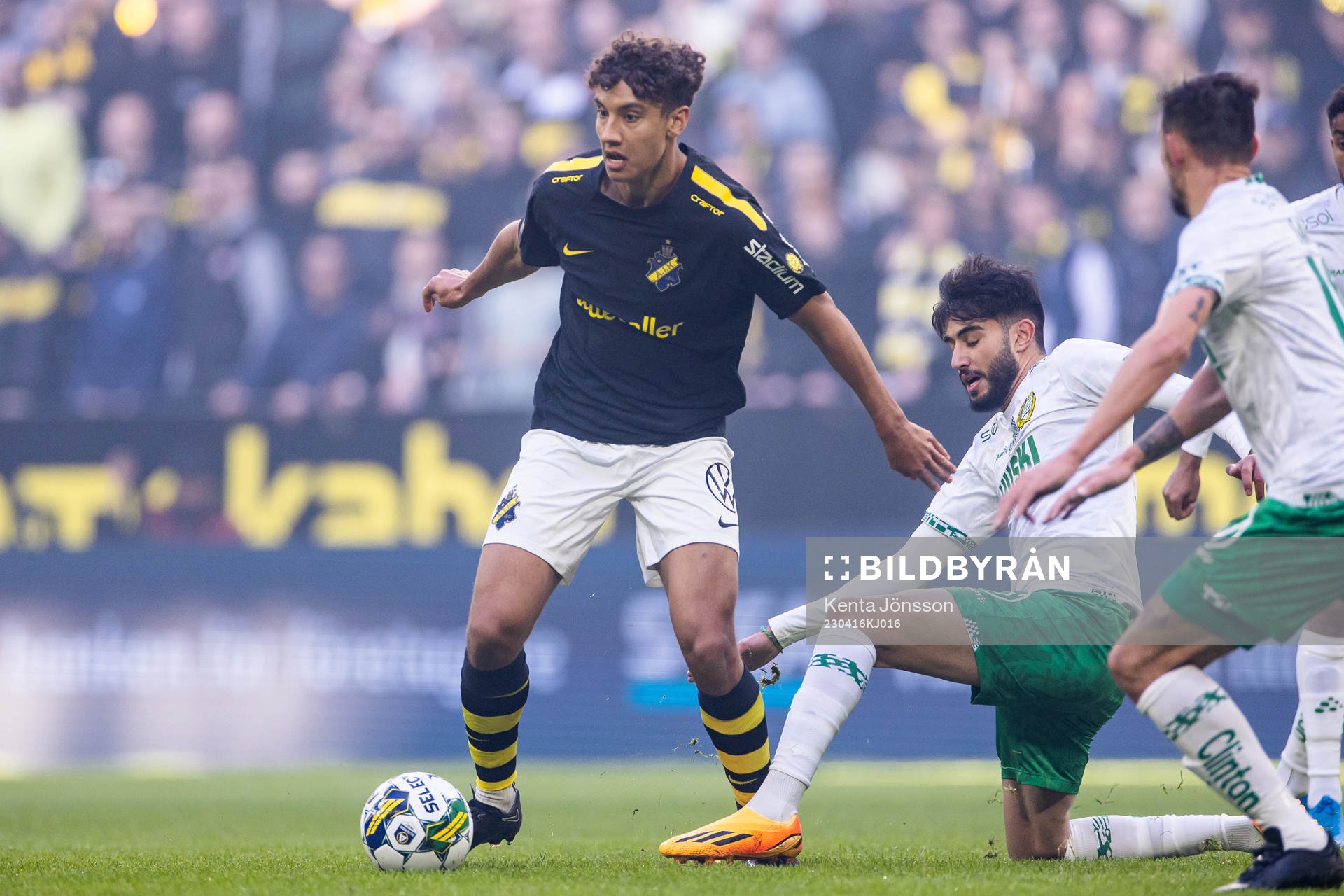 AIKs Robin Tihi och Hammarbys Shaquille Pinas