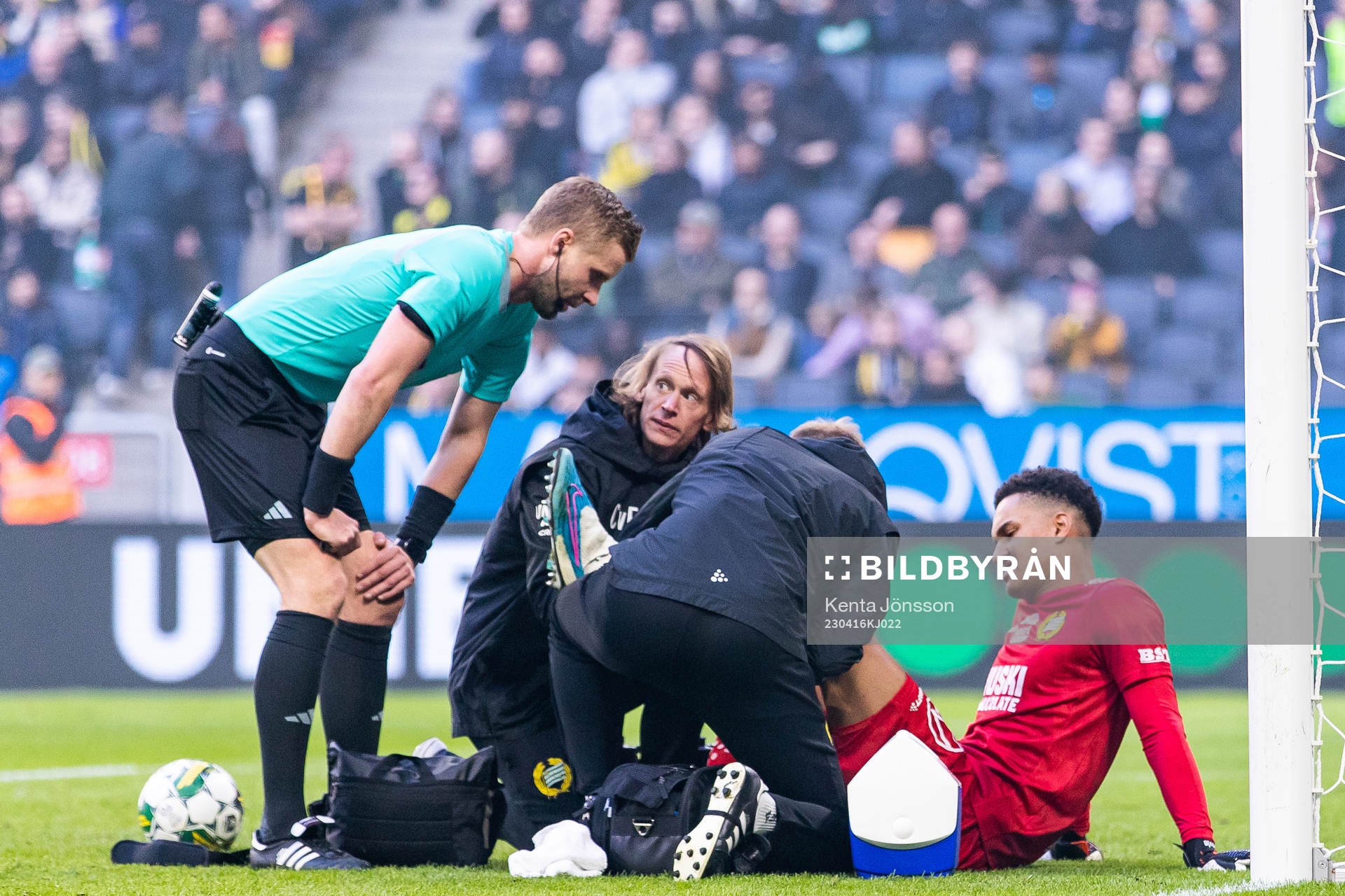 Hammarbys målvakt Oliver Dovin får vård