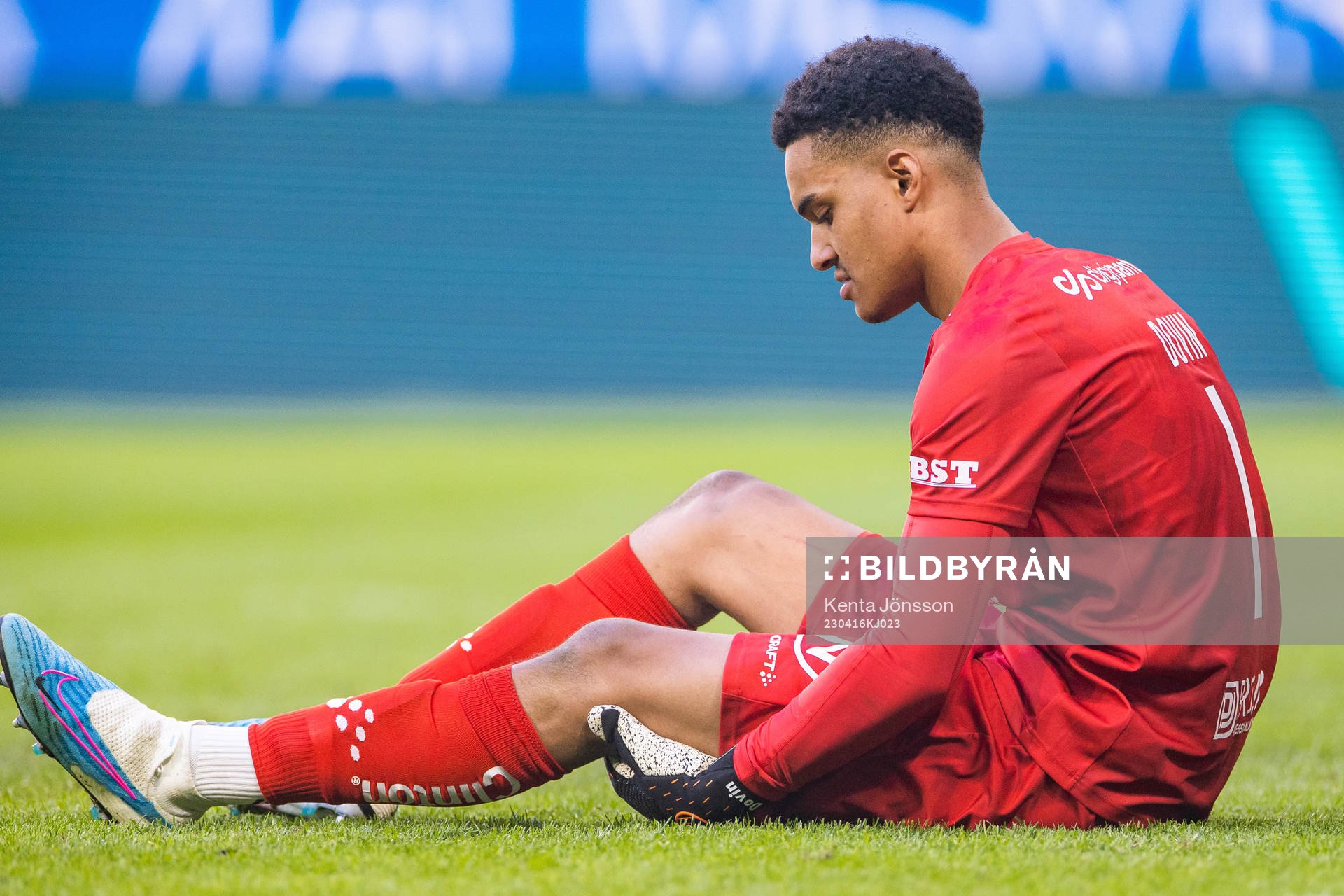 Hammarbys målvakt Oliver Dovin har ont
