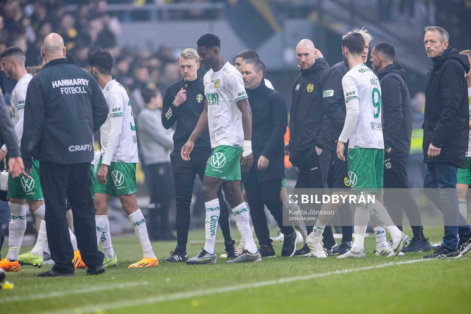 Hammarbys spelare lämnar planen då matchen pausats på