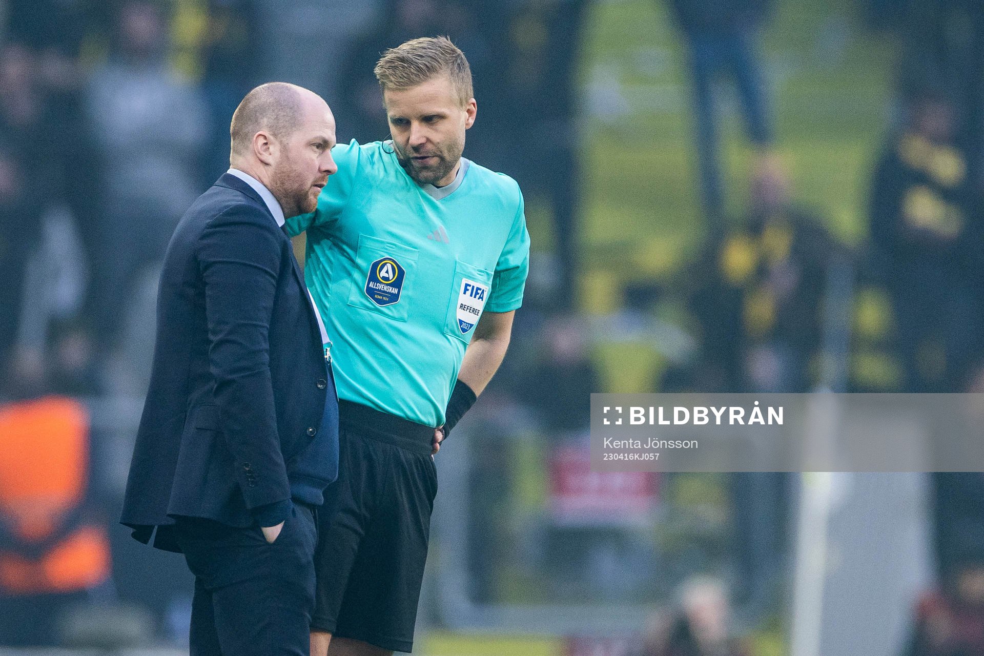 Domare Glenn Nyberg i samtal med matchdelegat