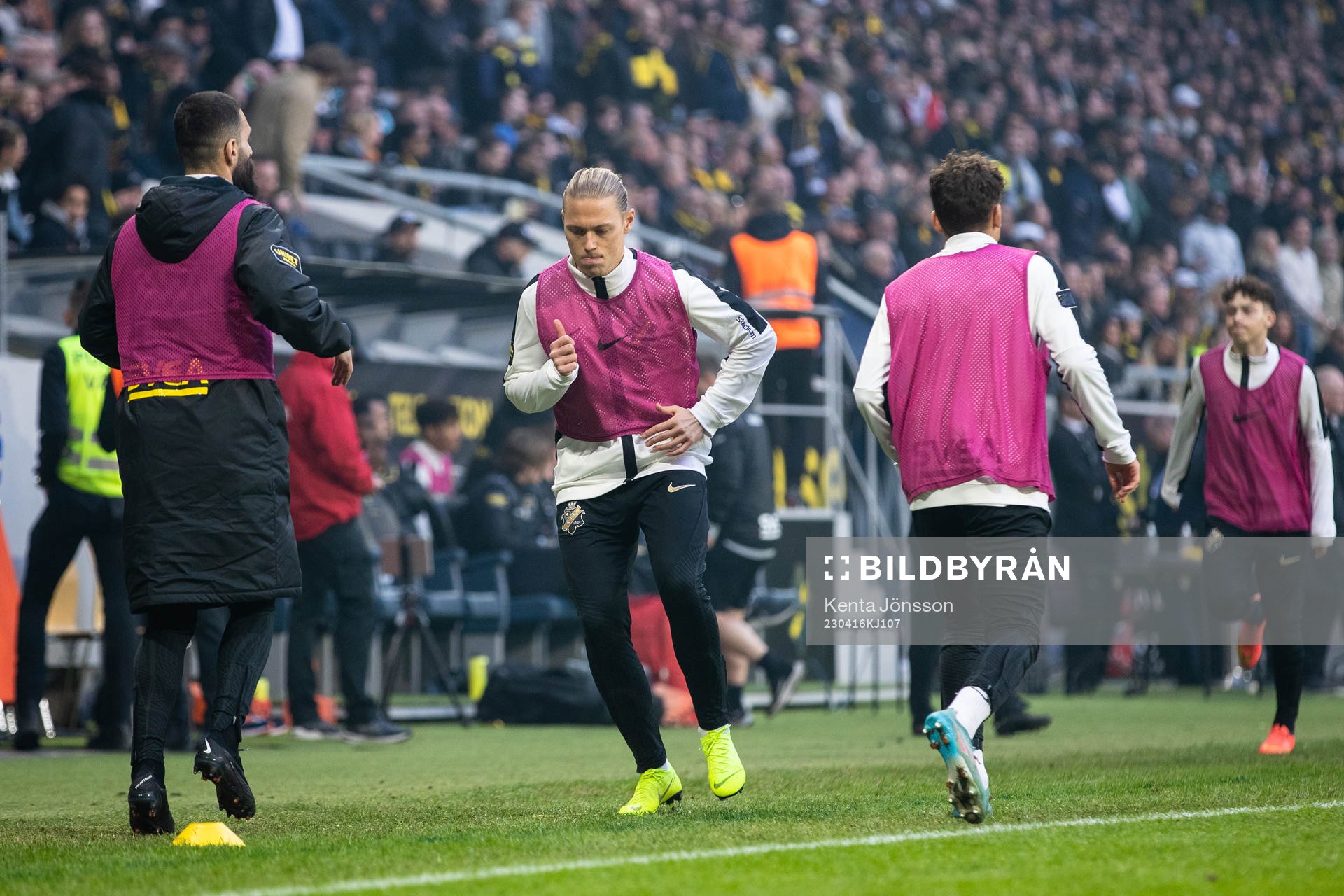 s Viktor Fischer värmer upp