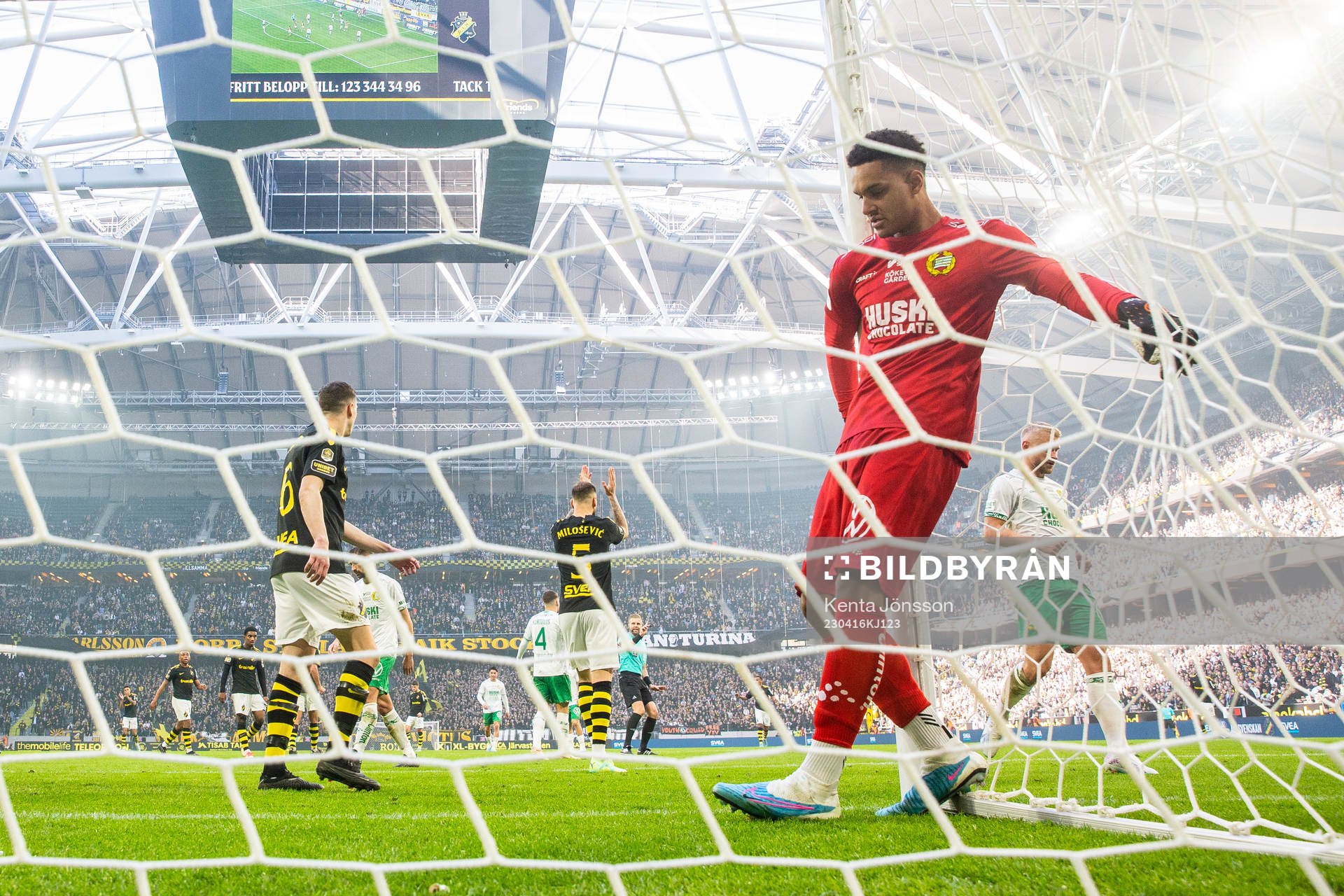Hammarbys målvakt Oliver Dovin deppar