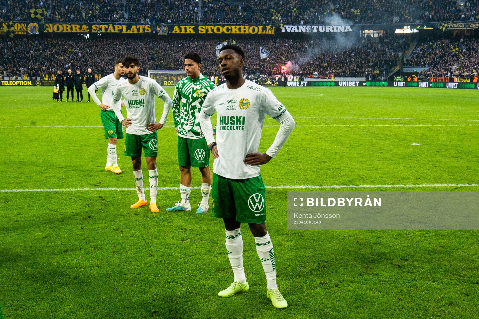 Hammarbys Shaquille Pinas deppar framför Montader Madjed