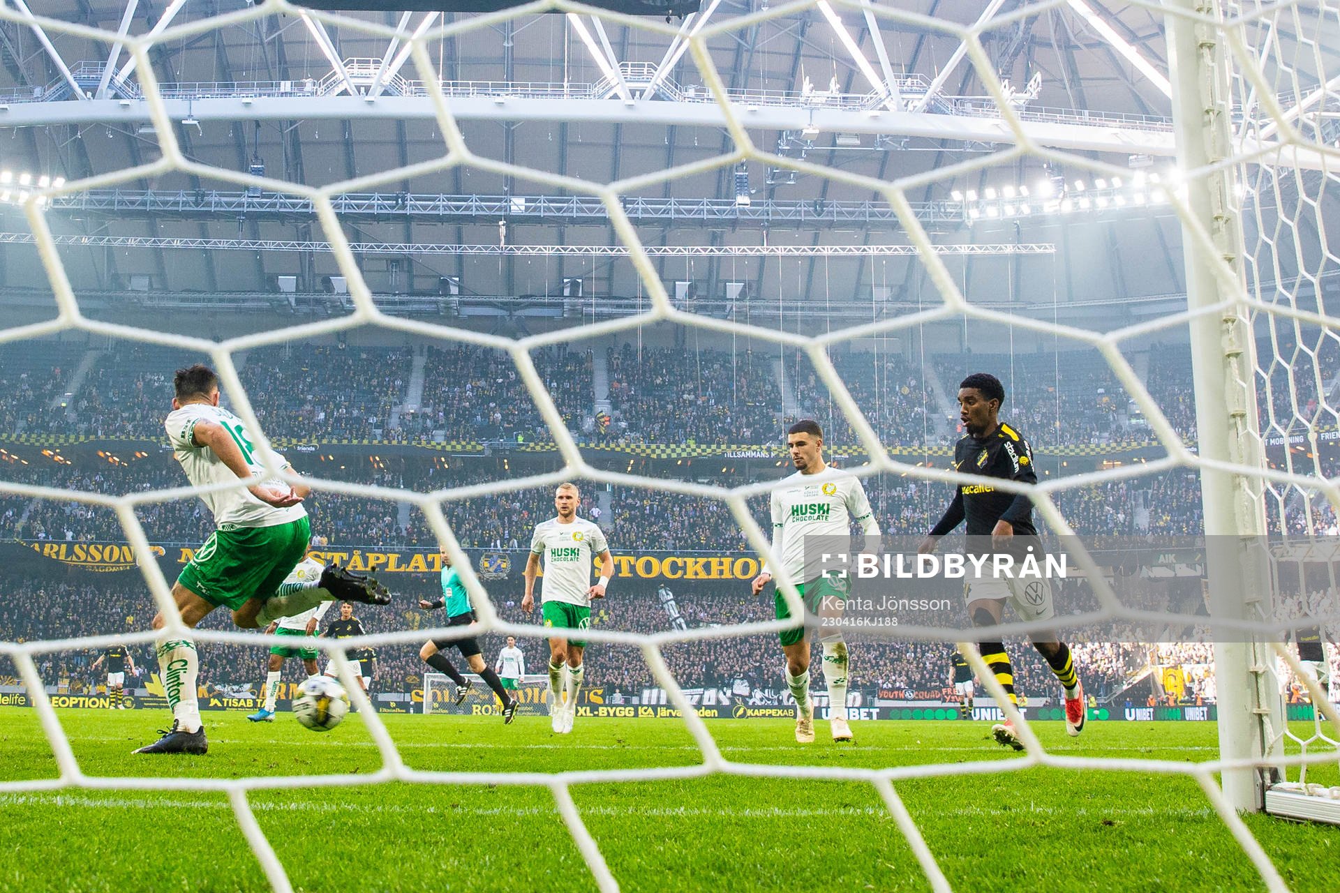s Alexander Fesshaie i samband med 1-0